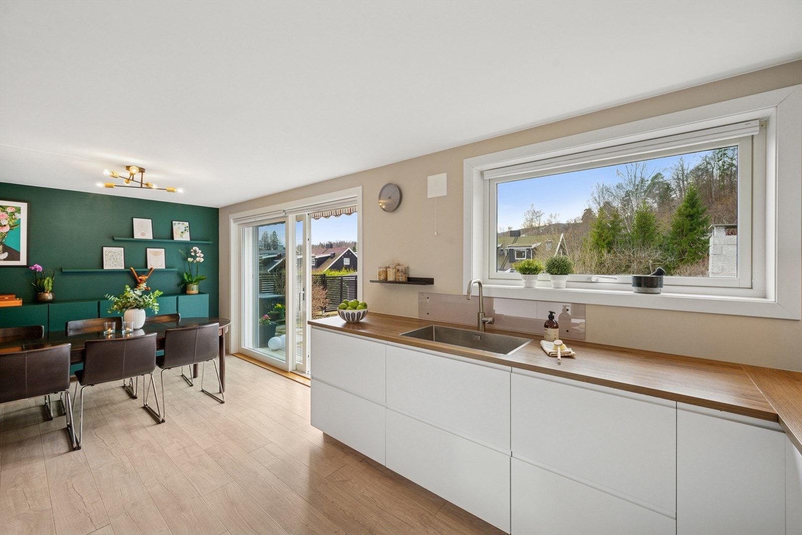 Kjøkkenet ligger i praktisk tilknytning til spisestuen og har gode oppbevaringsmuligheter i under- og overskap med plass til spisebord. Galleribilde