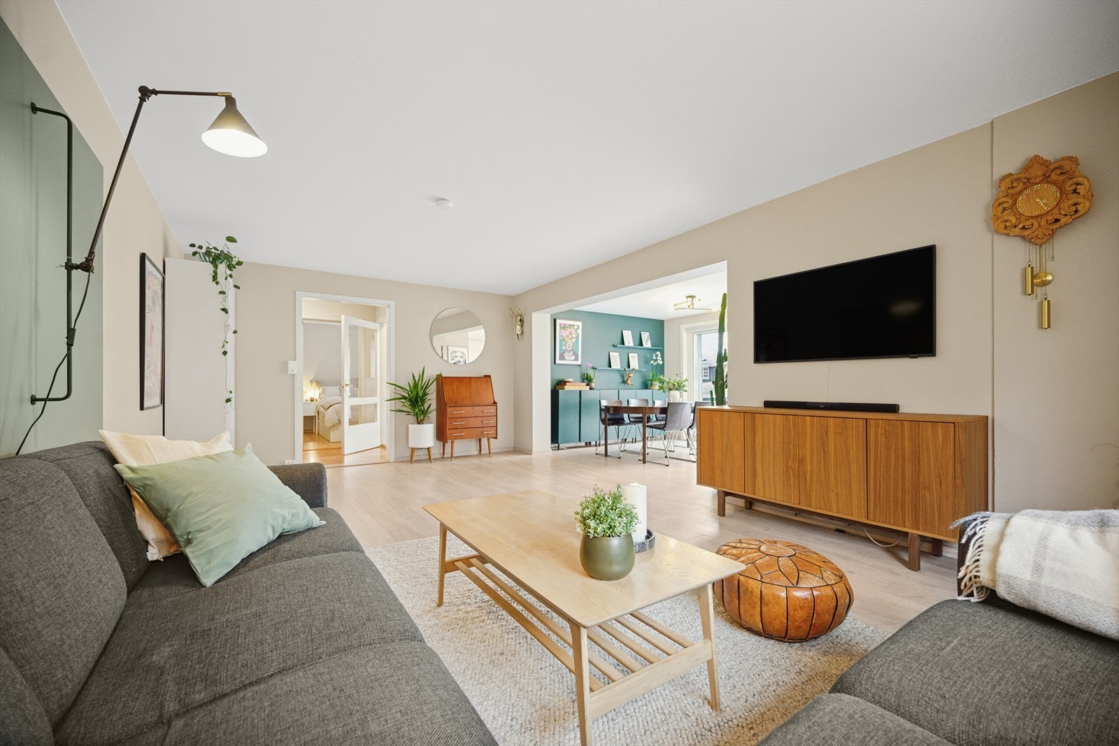 Stuen er romslig med god plass til både sofagruppe og stort spisebord. Galleribilde