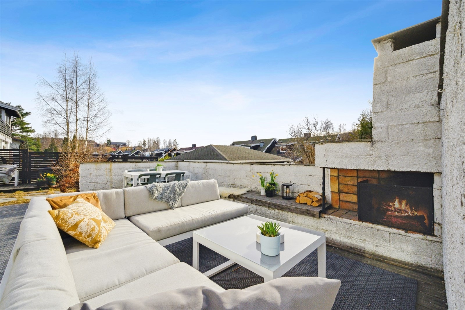 Koselig uteplass med stemningsfull peis - perfekt for lange sommerkvelder og hyggelige stunder året rundt. Galleribilde