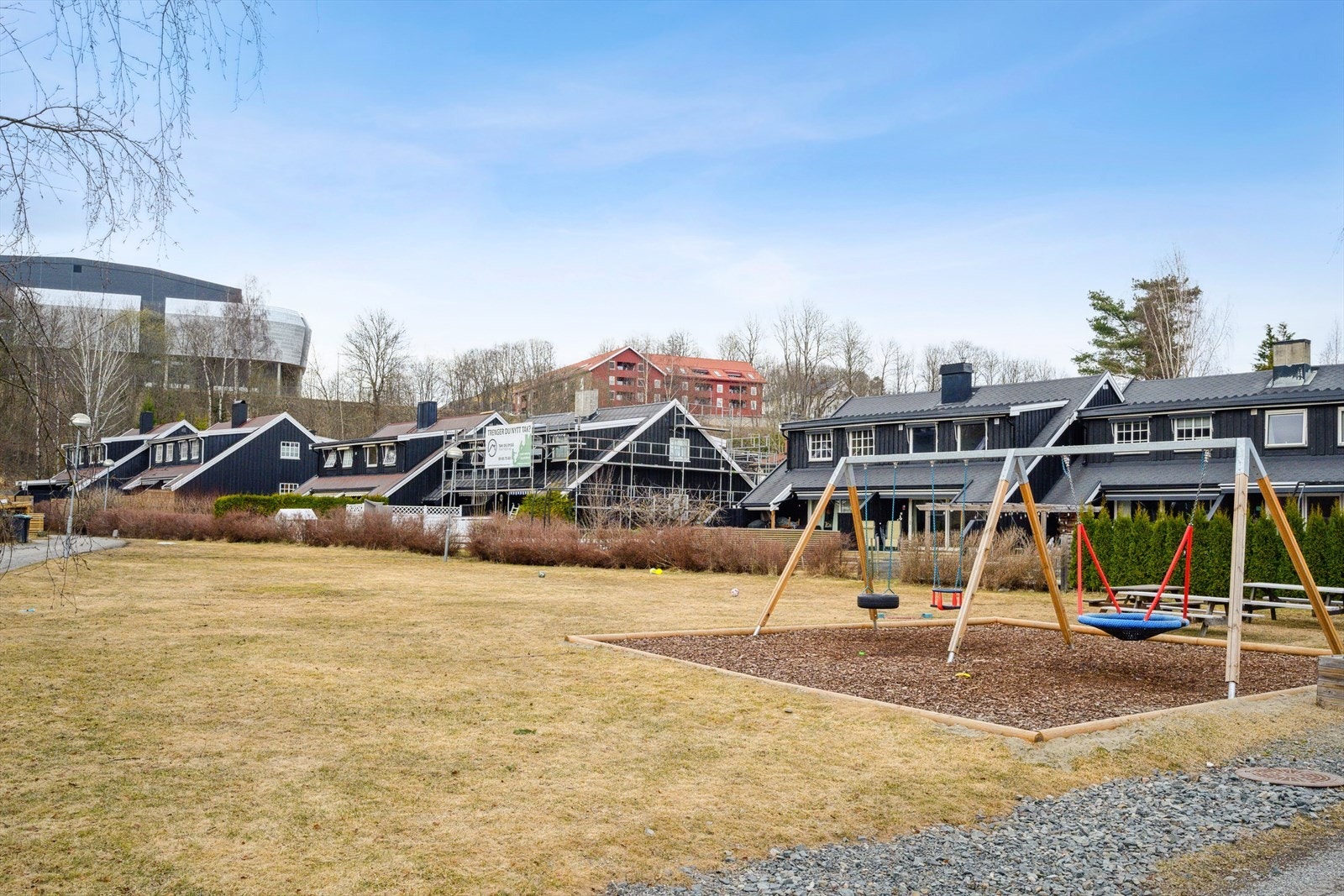 Ridderkleiva er en rolig og skjermet blindvei med lite trafikk og sentral beliggenhet i forhold til bl.a. skoler, barnehager, offentlig kommunikasjon og gode servicetilbud. Galleribilde