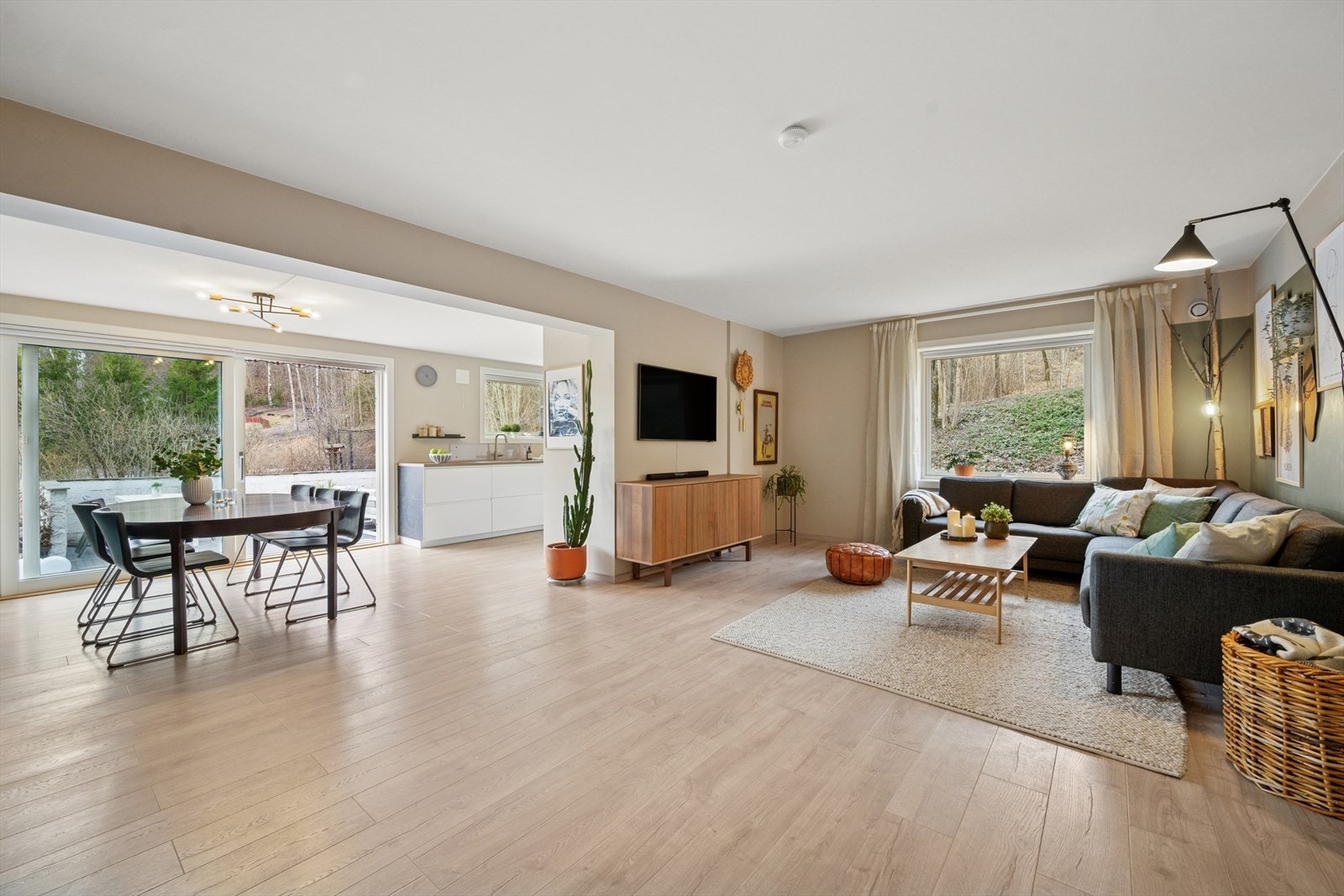 Store vindusflater som sørger for rikelig med innslipp av naturlig lys. Galleribilde