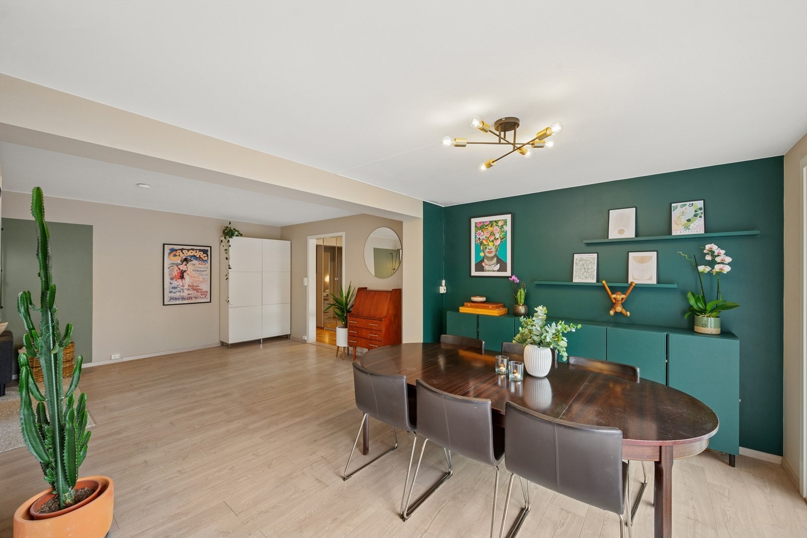 Leiligheten byr på en moderne åpen stue- og kjøkkenløsning. Galleribilde