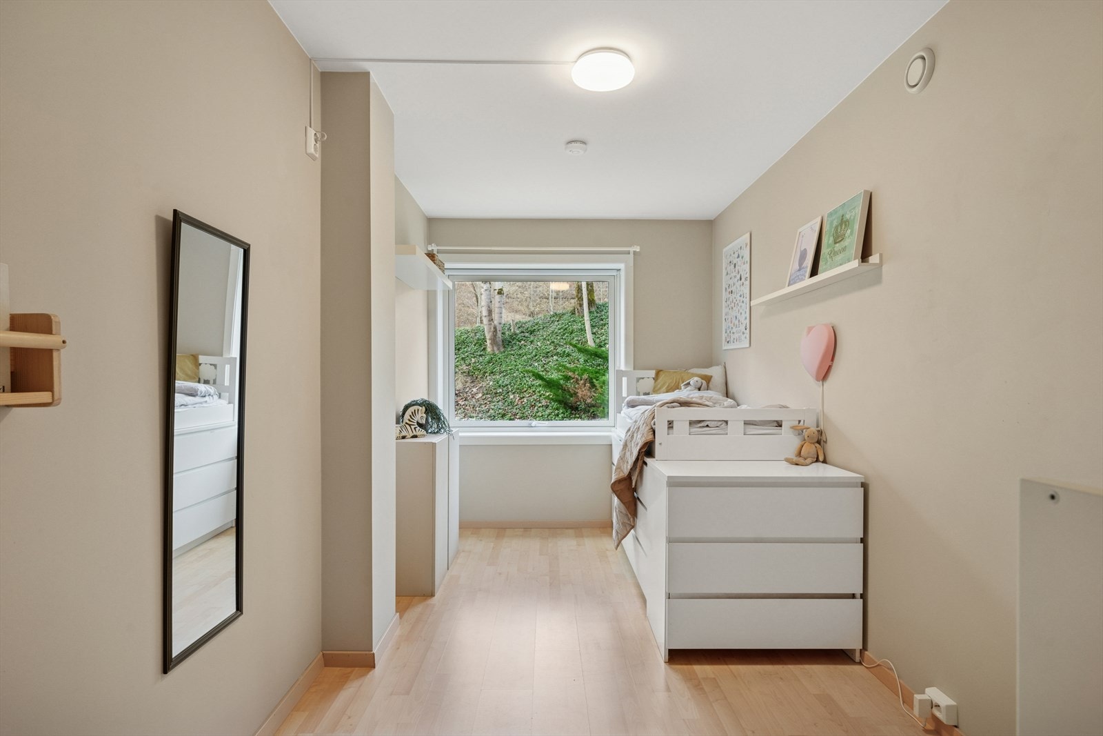 Boligens andre soverom er noe mindre og egner seg som barnerom, gjesteværelse eller kontor. Plassbygd seng på barnerommet. Galleribilde