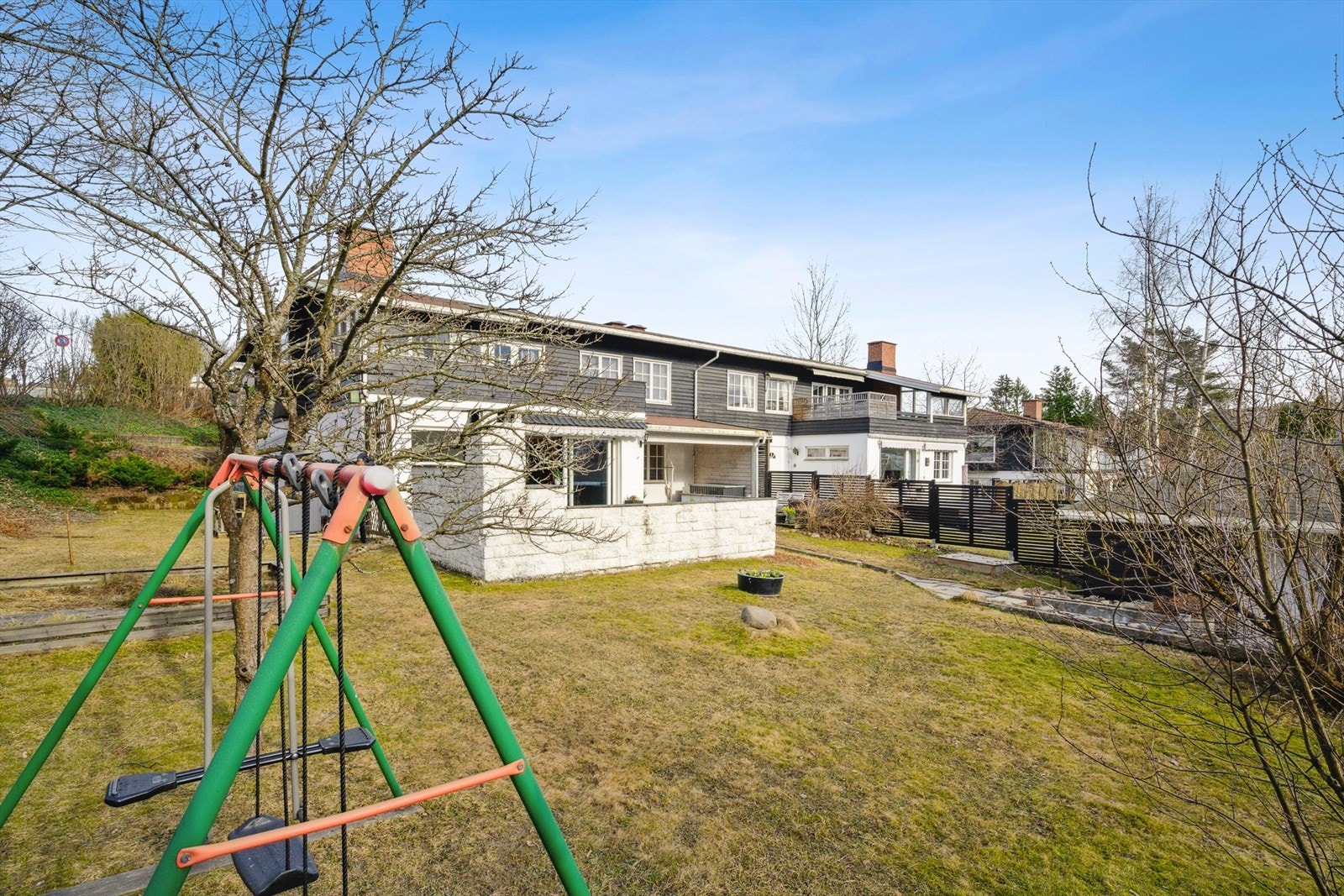 Romslig og solfylt hage med frukttrær. Galleribilde