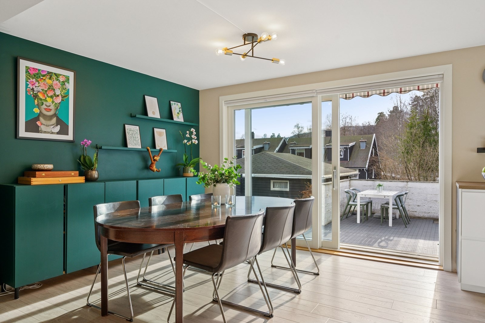 Fra stuen er det utgang til en stor, delvis skjermet terrasse med gode solforhold. Galleribilde