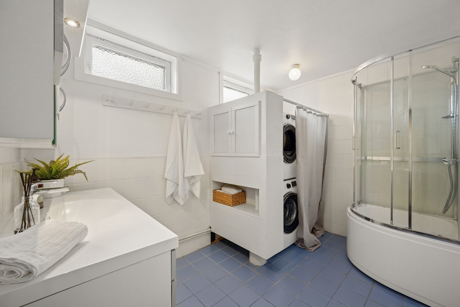 Eldre bad med varmekabler i gulv og opplegg for vaskemaskin. Galleribilde