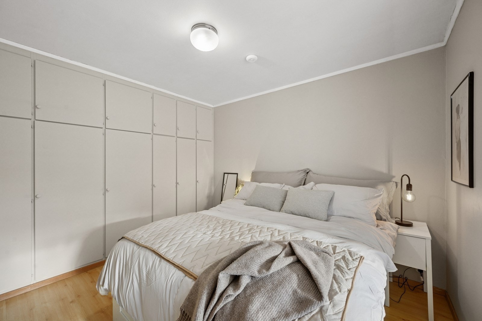 Hovedsoverommet er av god størrelse med stor garderobeløsning. Rommet ble malt i 2018. Galleribilde