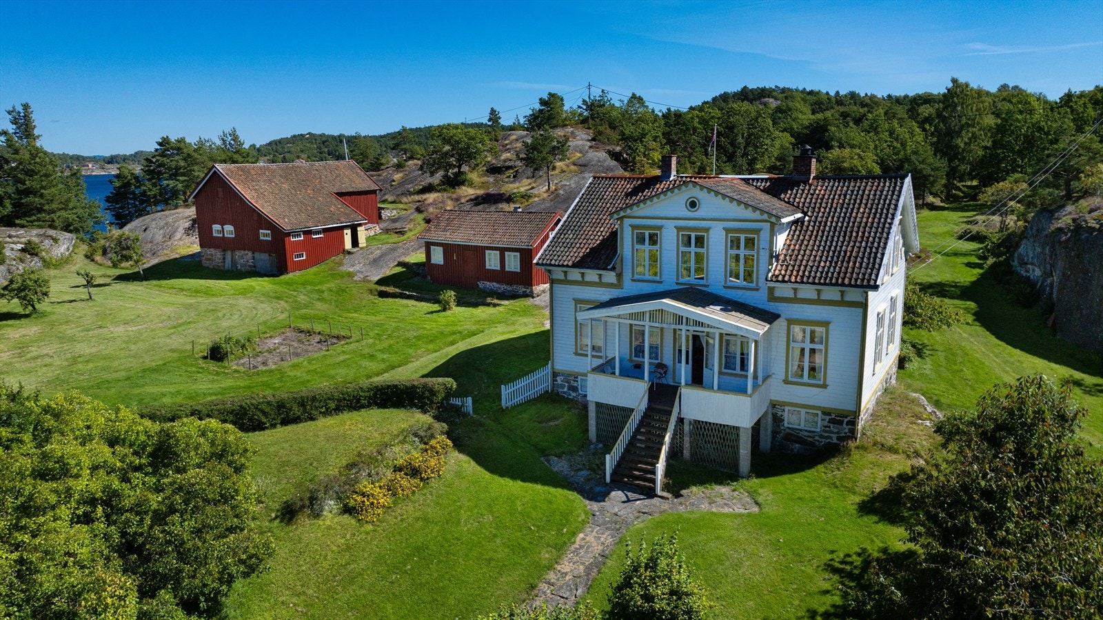 Huset er opprinnelig bygd som sommervilla, men det er boplikt i dag grunnet fast bosetting på eiendommen siden slutten av 1800-tallet. Galleribilde