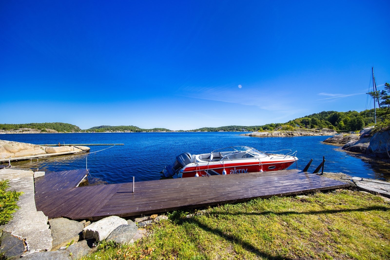 Denne brygga har løpende lengde mot sjøen på ca. 18 m og er areal på ca. 20 m². Galleribilde