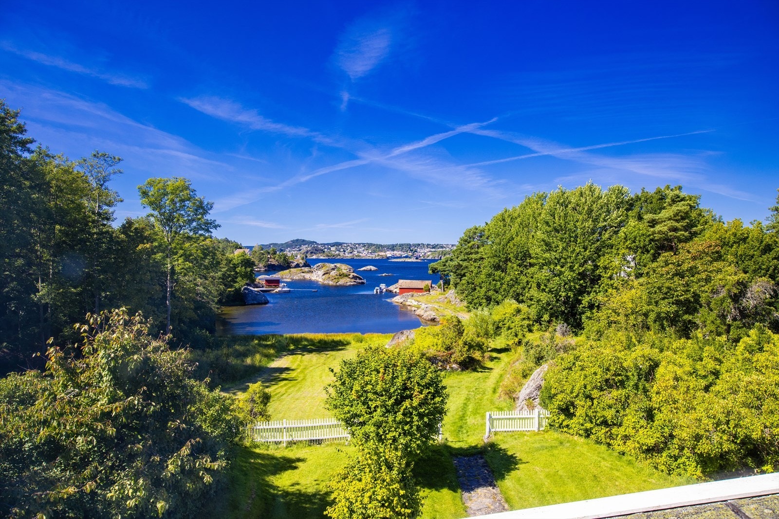 Utsikt mot Skåtøysund og byen fra 2. etasje. Galleribilde