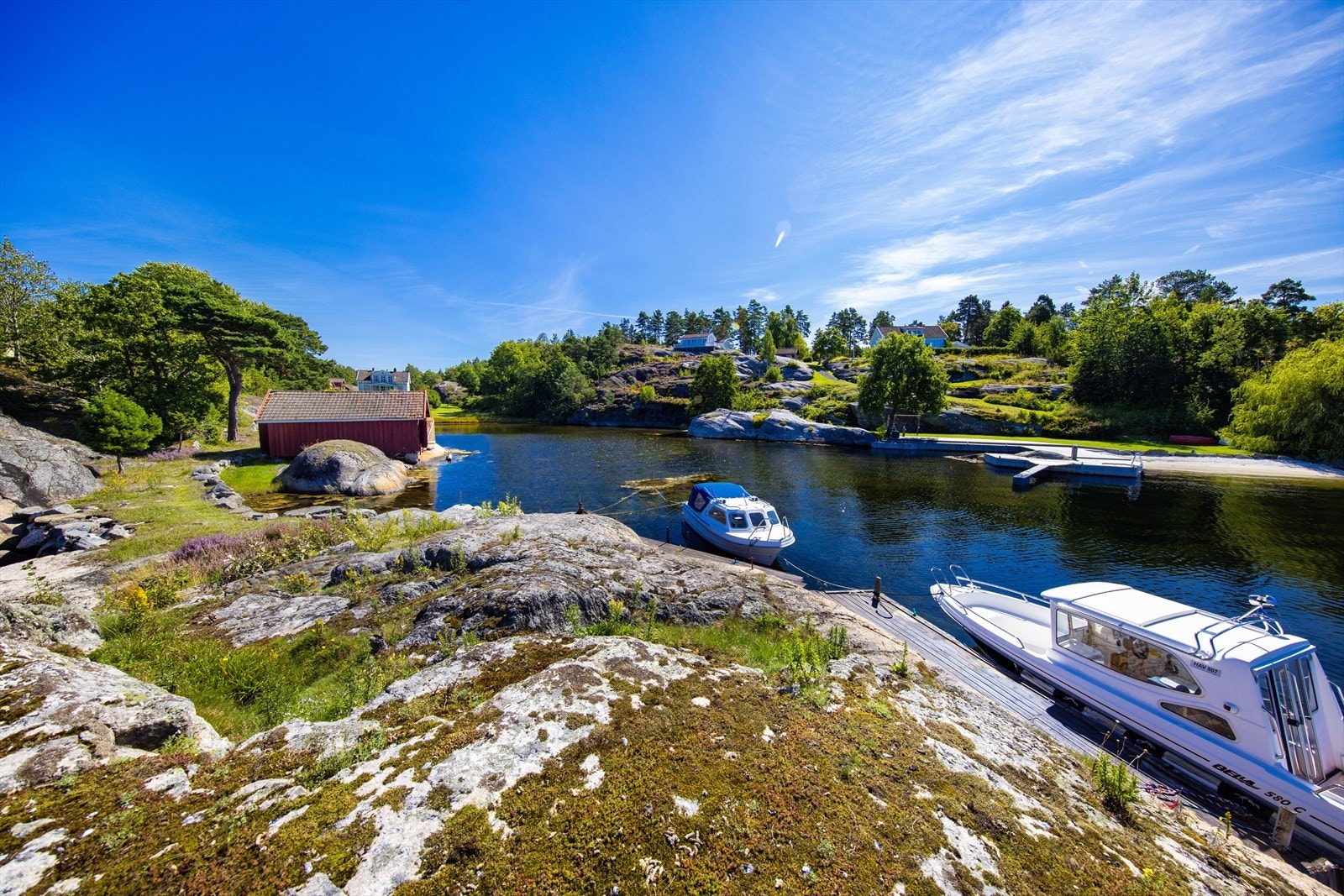 Vest på eiendommen er det båthus og brygge. Galleribilde
