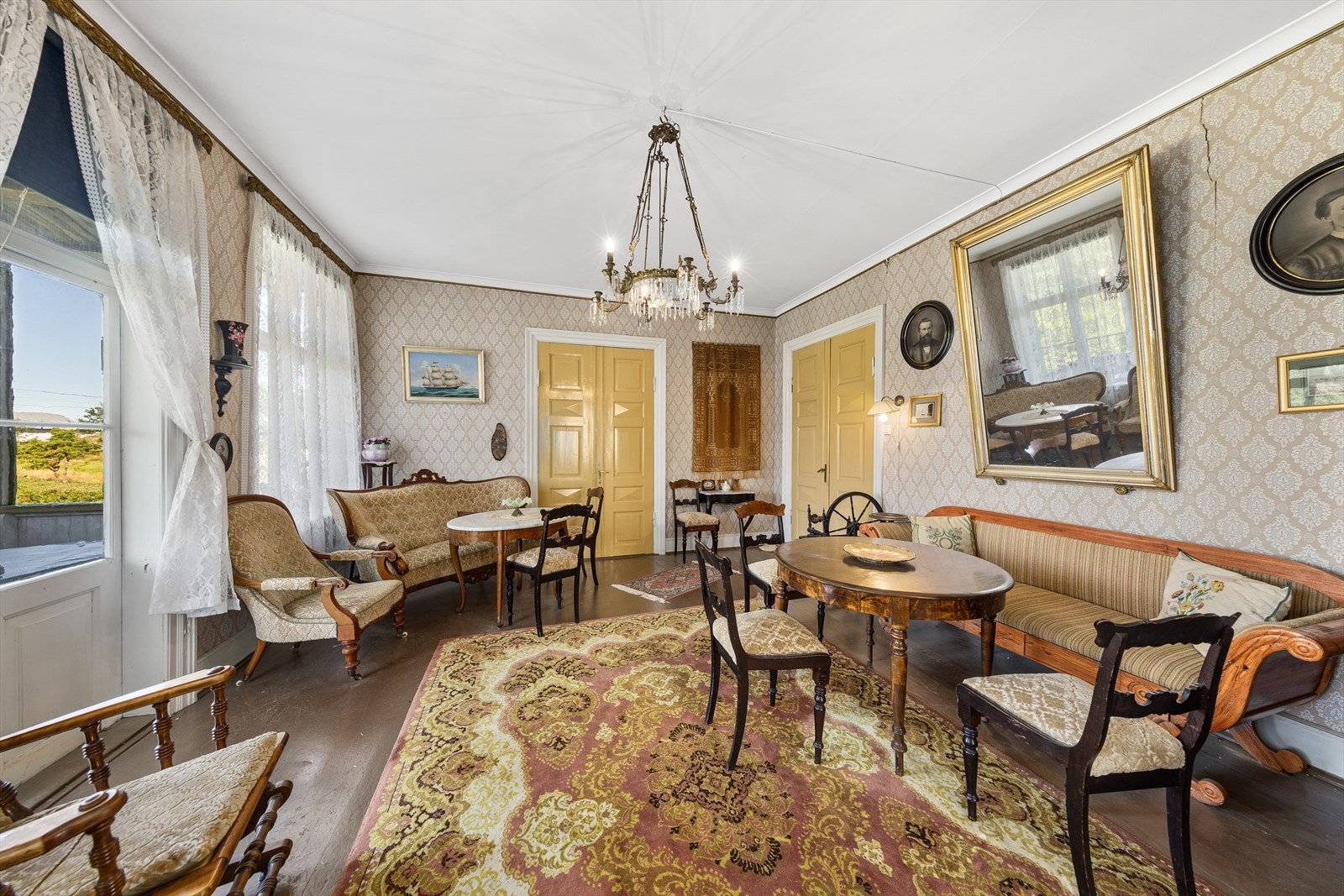 Hovedplan består av entré, gang, kjøkken, stue, hagestue, tre soverom, trapperom, bad/vaskerom og bod. Galleribilde