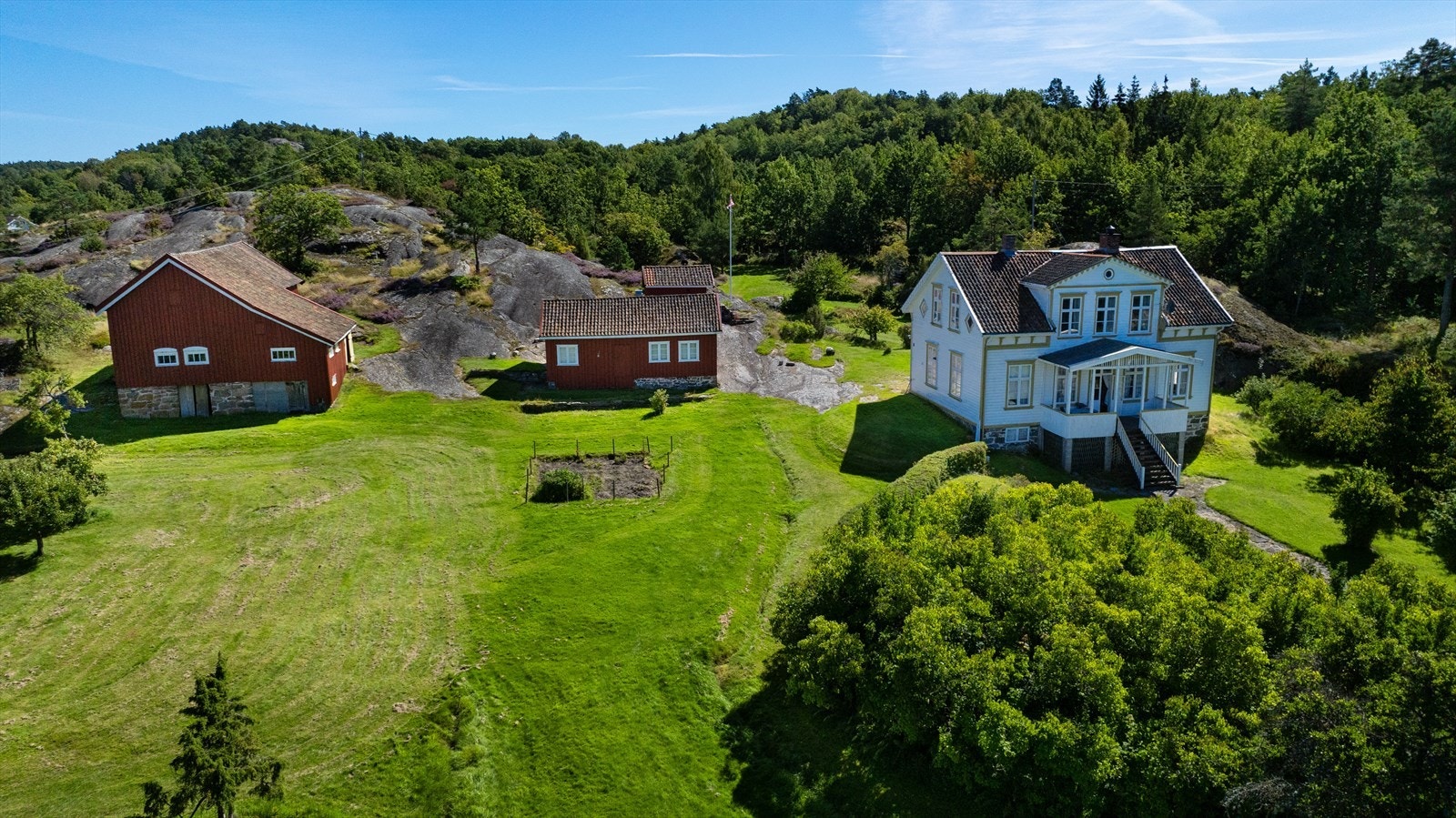 Eiendommen består av hovedhus, bryggerhus, låve, stabbur, båthus, sjøbod og to brygger. Galleribilde