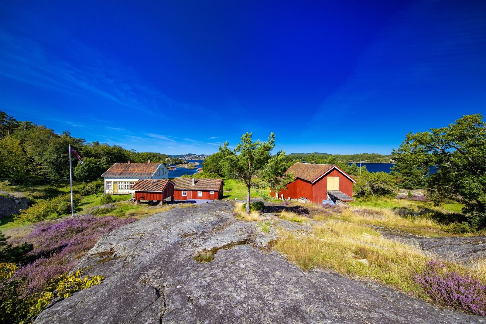 Byggeår for bryggerhus, stabbur og låve er anslått til 1850. Galleribilde