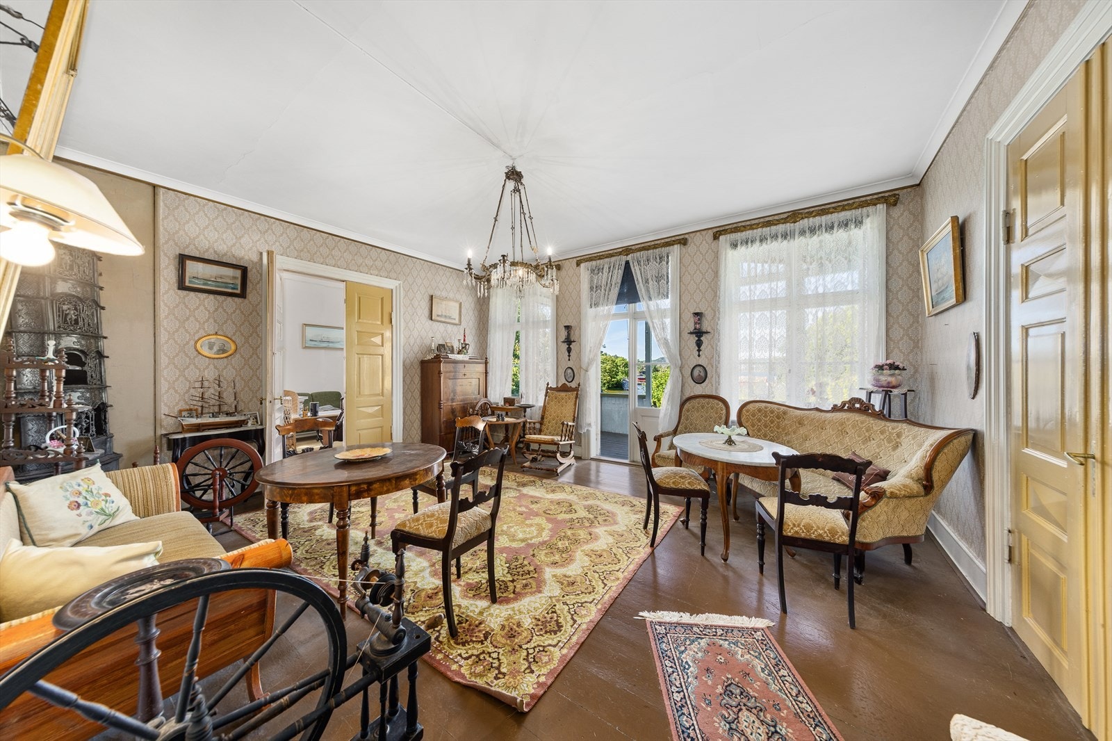 Hagestue på hovedplan med utgang til terrasse mot vest. Galleribilde