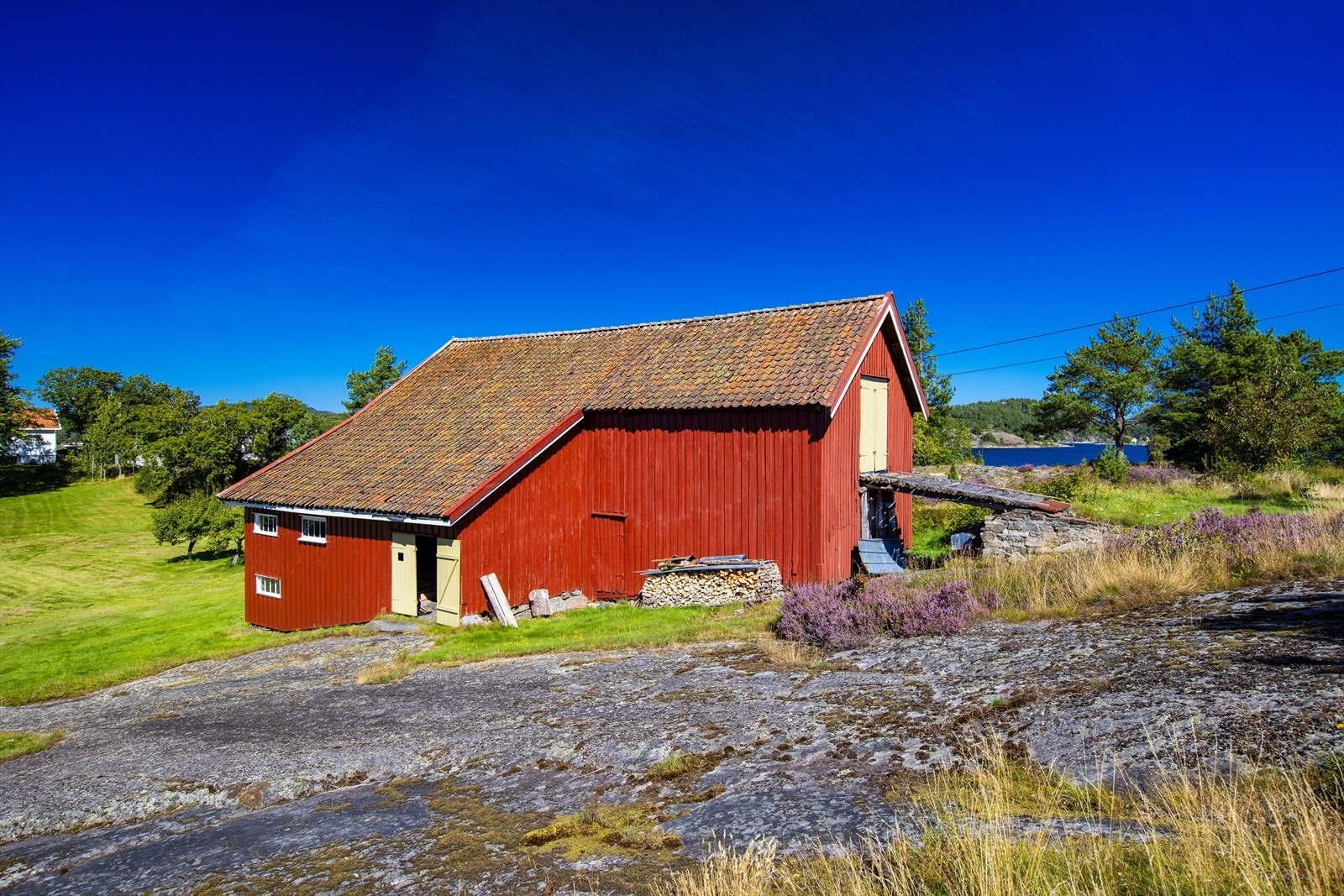 Låve. Alle bygg er fra 1800-tallet, og det er behov for oppgraderinger. Galleribilde