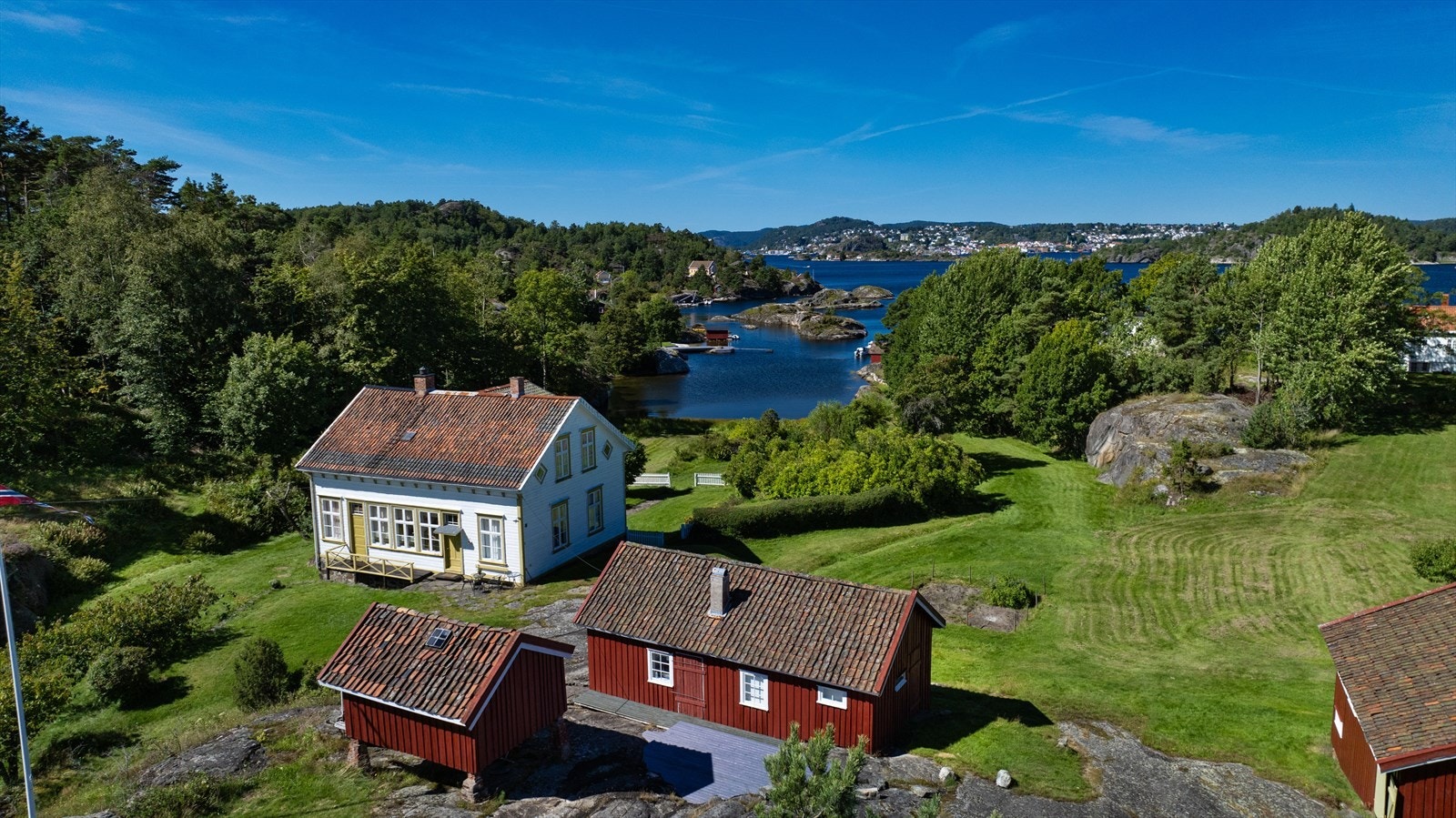 Det er adkomst med båt eller bil via ferge fra Kragerø. Galleribilde