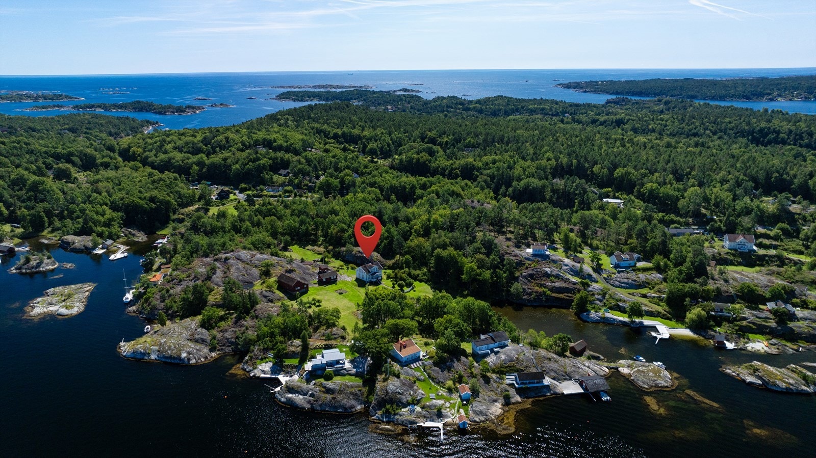 Nedre Saltbutangen ligger nordvest på Skåtøy med strandlinje mot Skåtøysund på østre, vestre og nordre side av eiendommen. Saltbutangen har en attraktiv plassering i hjerte av Kragerøskjærgården med god tilgjengelighet. Galleribilde