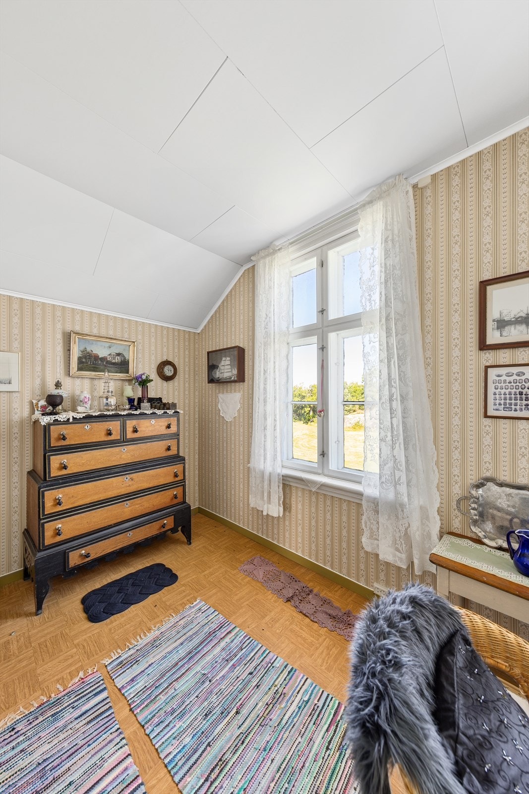 2. etasje består av gang, toalettrom, fire soverom, to stuer og kjøkken. Galleribilde