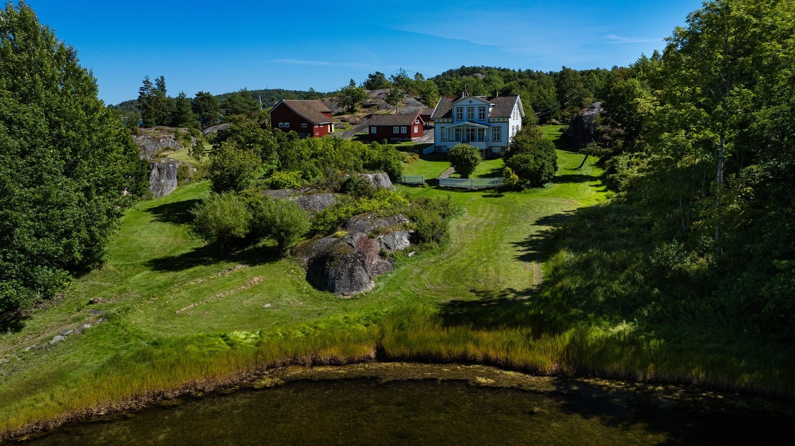 Eiendommen har også strandlinje mot vest. Galleribilde