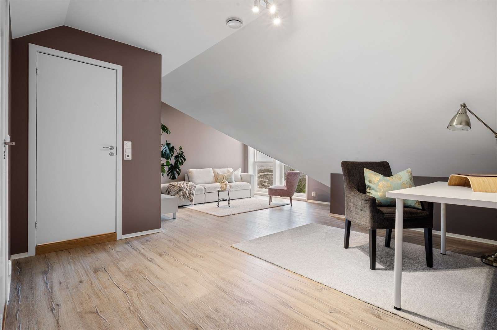 - Stue/gang på loft måler 21,7m² - Galleribilde