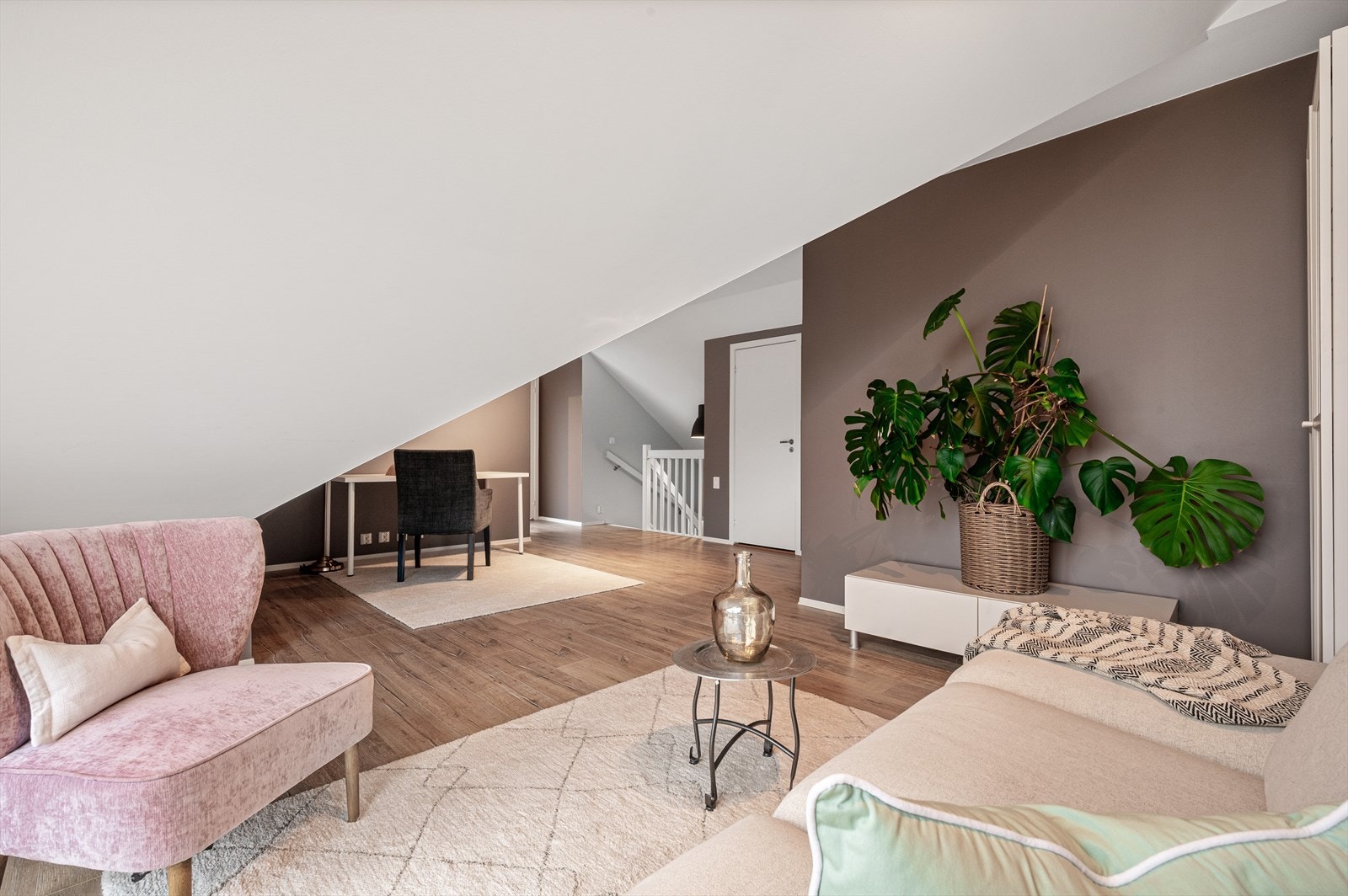 - Her er det god plass til både tv-sone, lekekrok og skrivebord - et perfekt oppholdsrom for barna! - Galleribilde