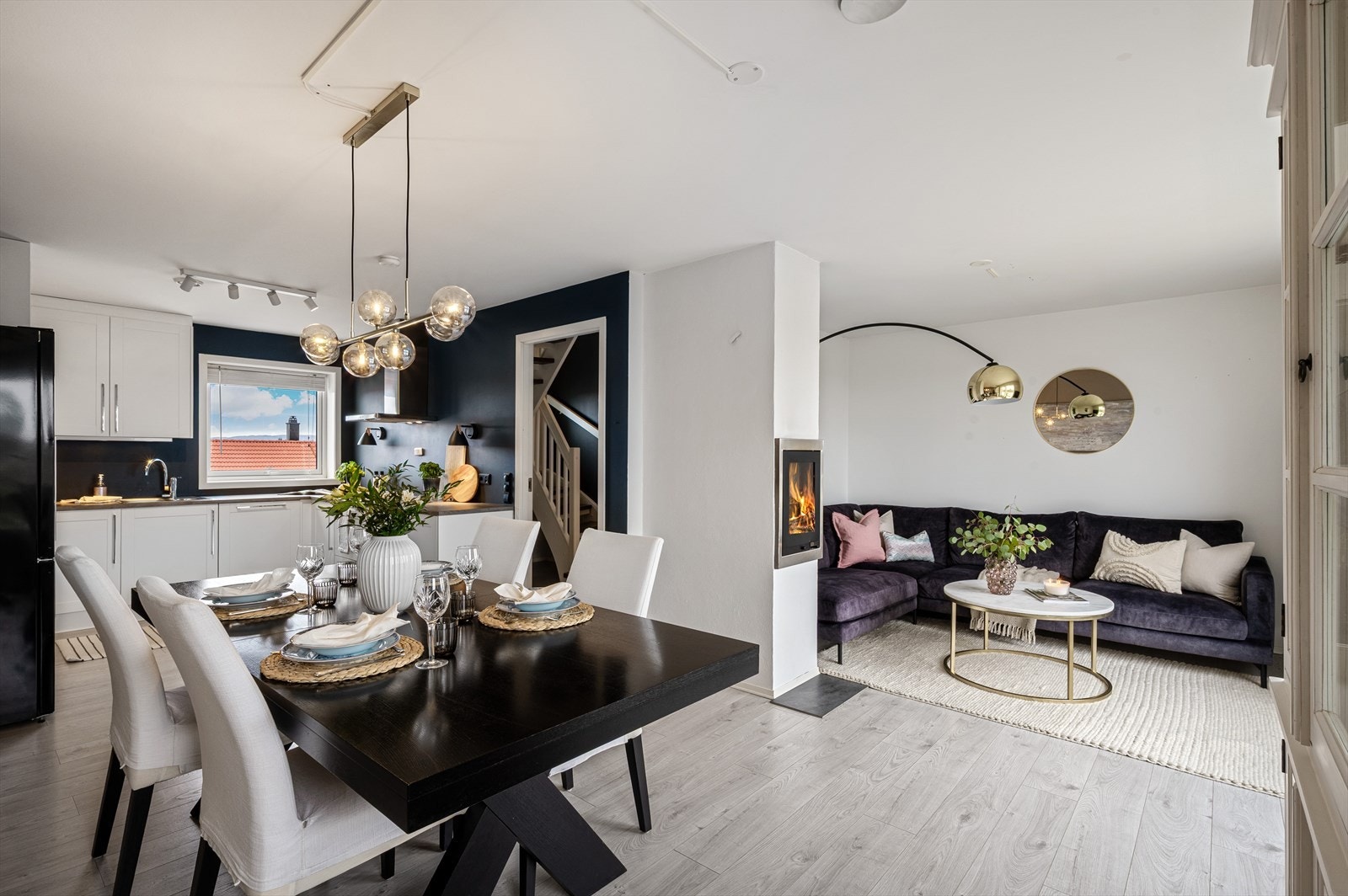 - Peisen er en fin detalj i boligen, og sørger for godt med varme på kalde vinterdager og en hjemmekoselig atmosfære - Galleribilde