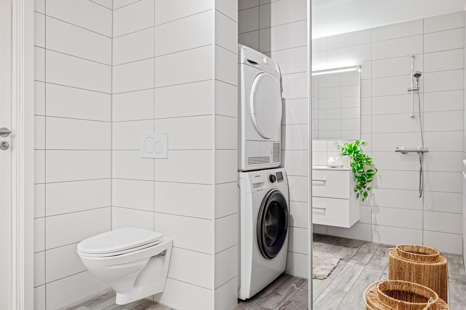 - Diskret plassert bak speildørene er det opplegg for vaskemaskin og tørketrommel - Galleribilde