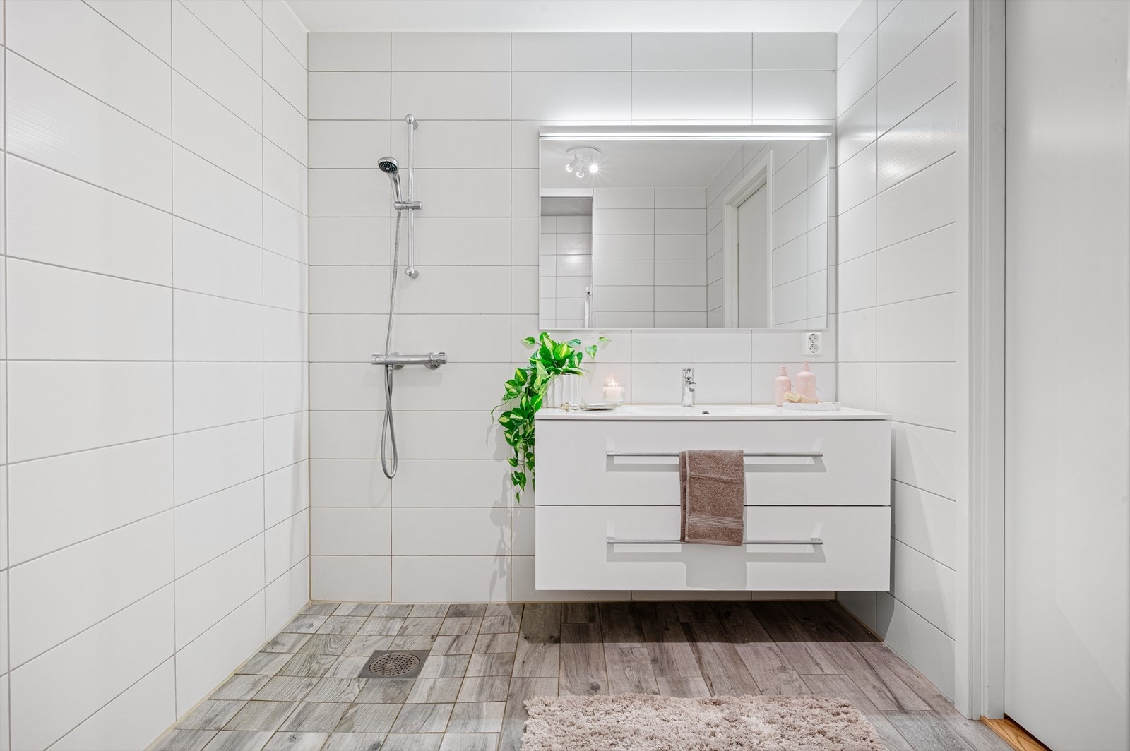 - Helfliset baderom med et tidløst farge- og materialvalg - Galleribilde