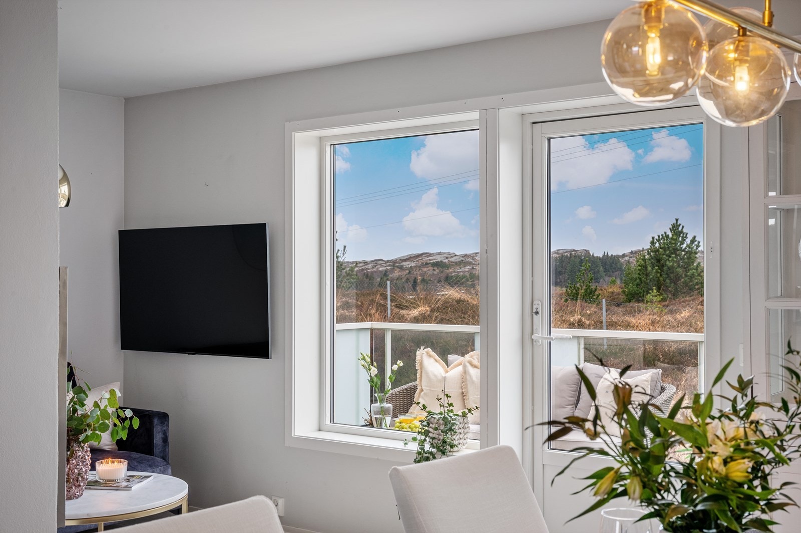 - Her bor du tilbaketrukket til i rolige og naturskjønne omgivelser, med kort vei til skoler, barnehager og idrettsanlegg på Ågotnes - Galleribilde