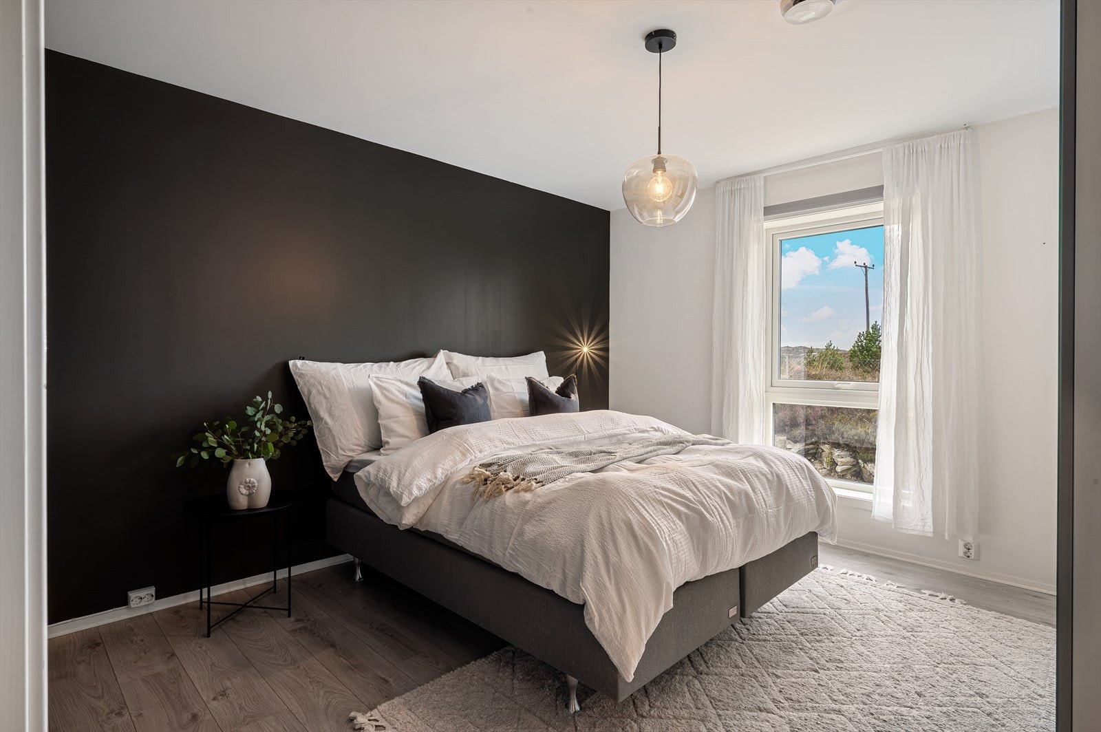 - Hovedsoverommet måler hele 13,2m² og er vendt mot rolige omgivelser - Galleribilde