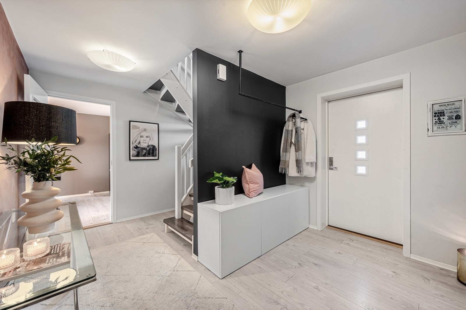 - En svært innbydende entré som gir et fint førsteinntrykk av boligen - Galleribilde