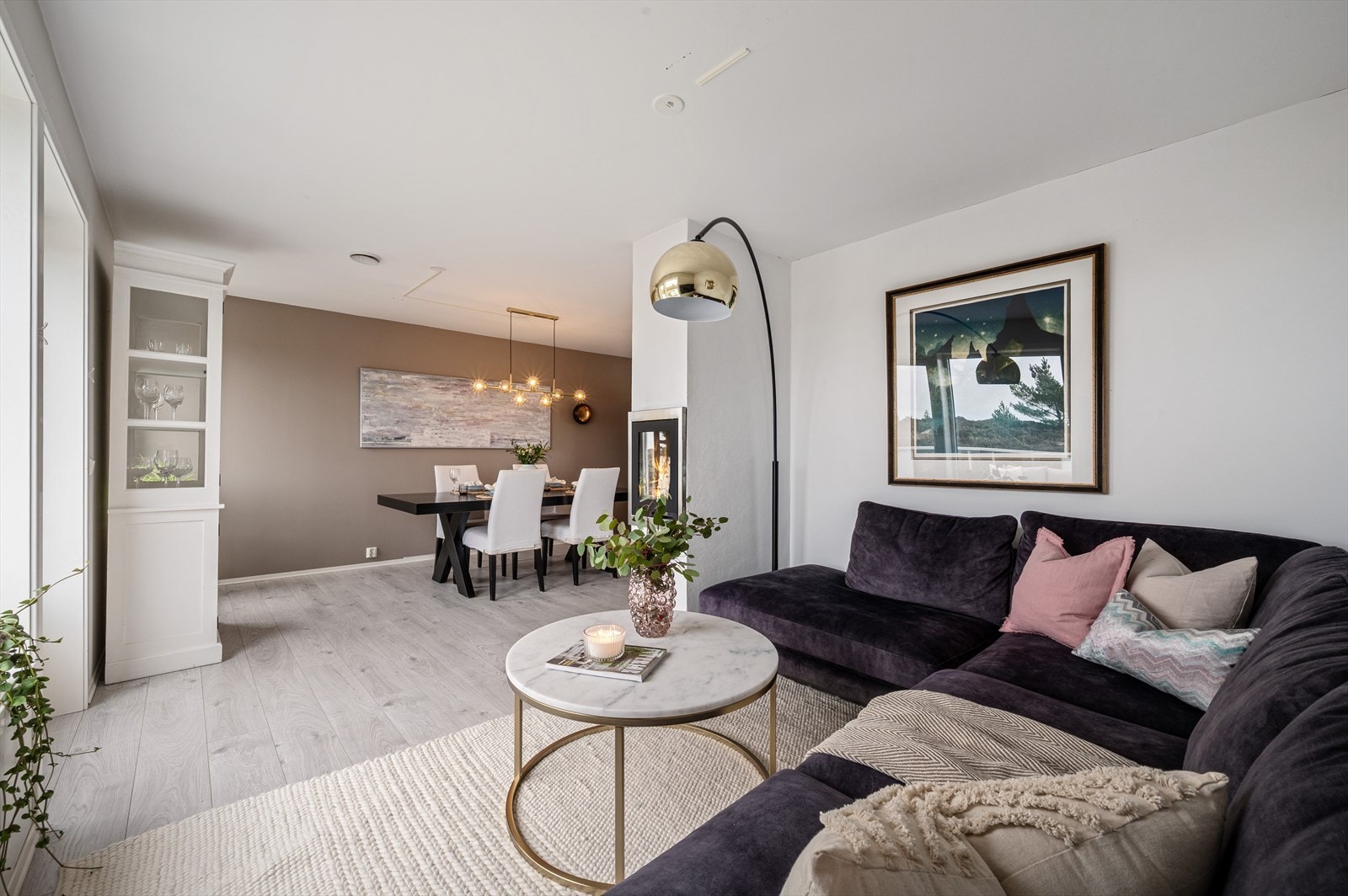 - En vestvendt rekkehusleilighet over to plan, beliggende i fremste rekke med uforstyrret utsikt mot utmark - Galleribilde