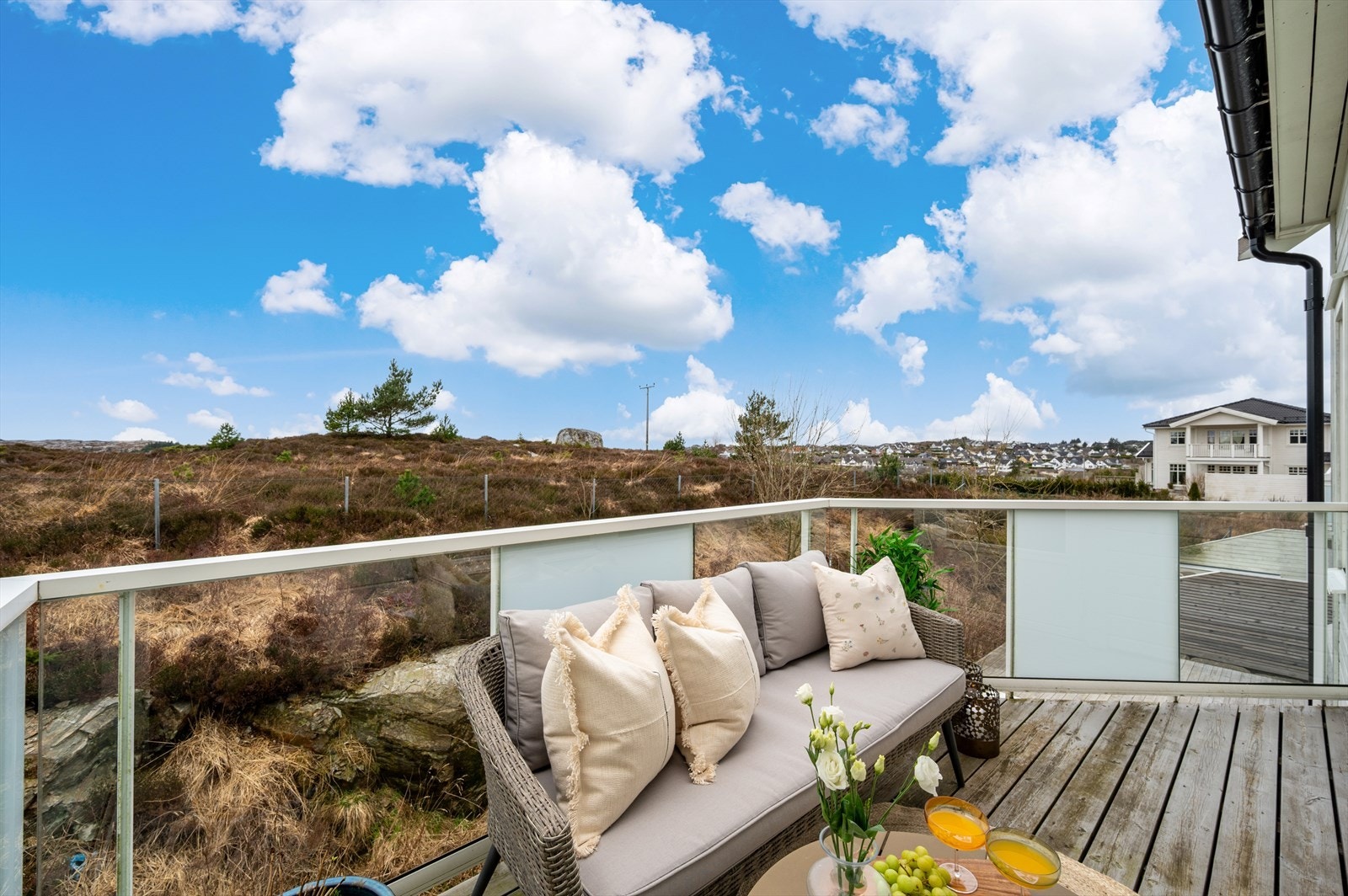 - Balkongen oppleves privat, vendt ut mot åpent landskap - Galleribilde