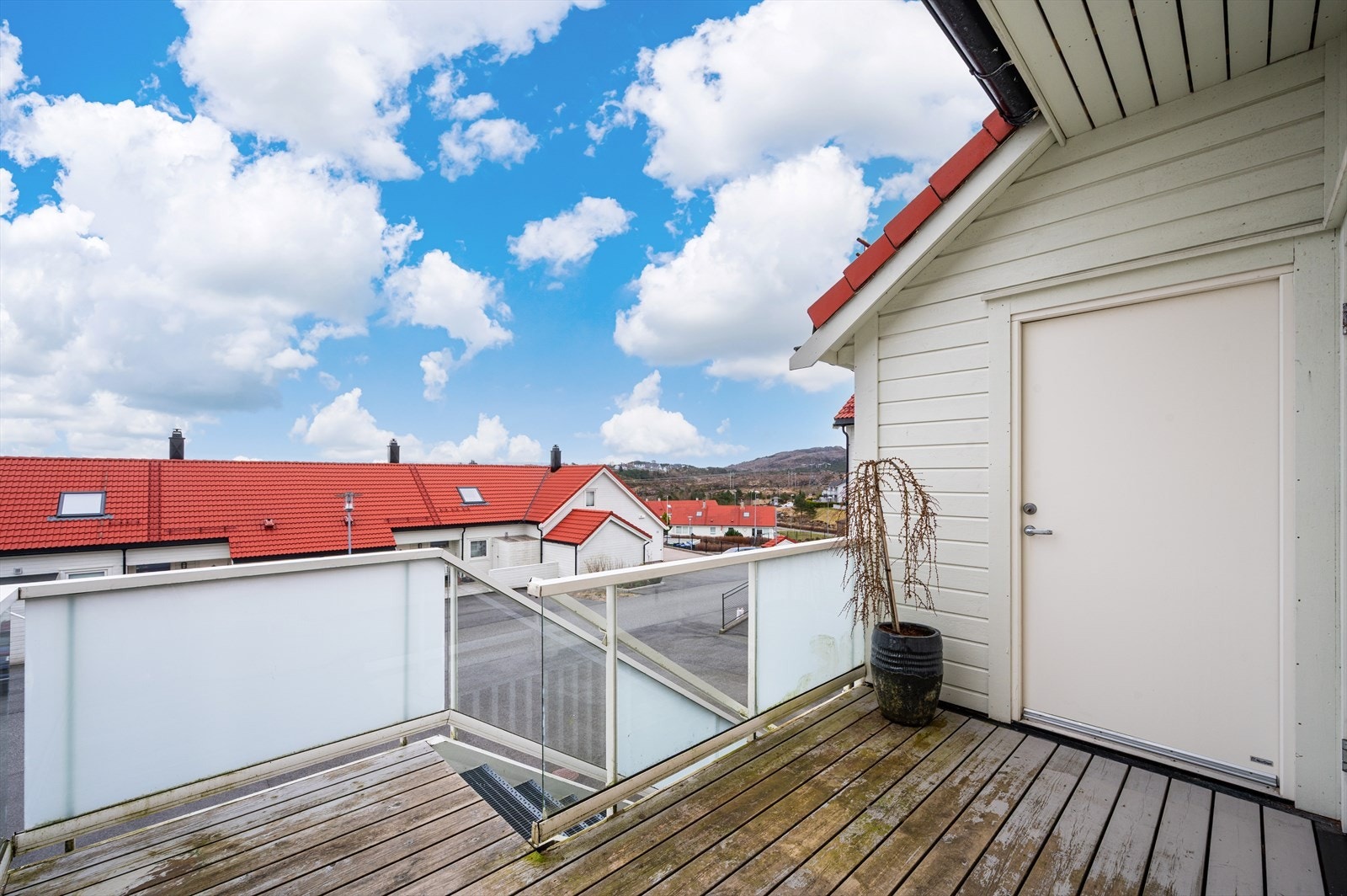 - Til høyre er det adkomst til den eksterne boden som måler 5m² - Galleribilde