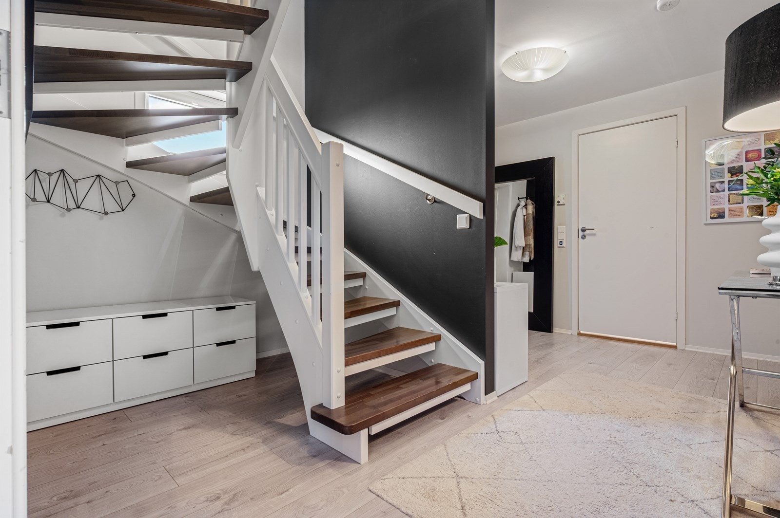 - Svært romslig entré på 13,7m² med god plass til oppheng av yttertøy - Galleribilde