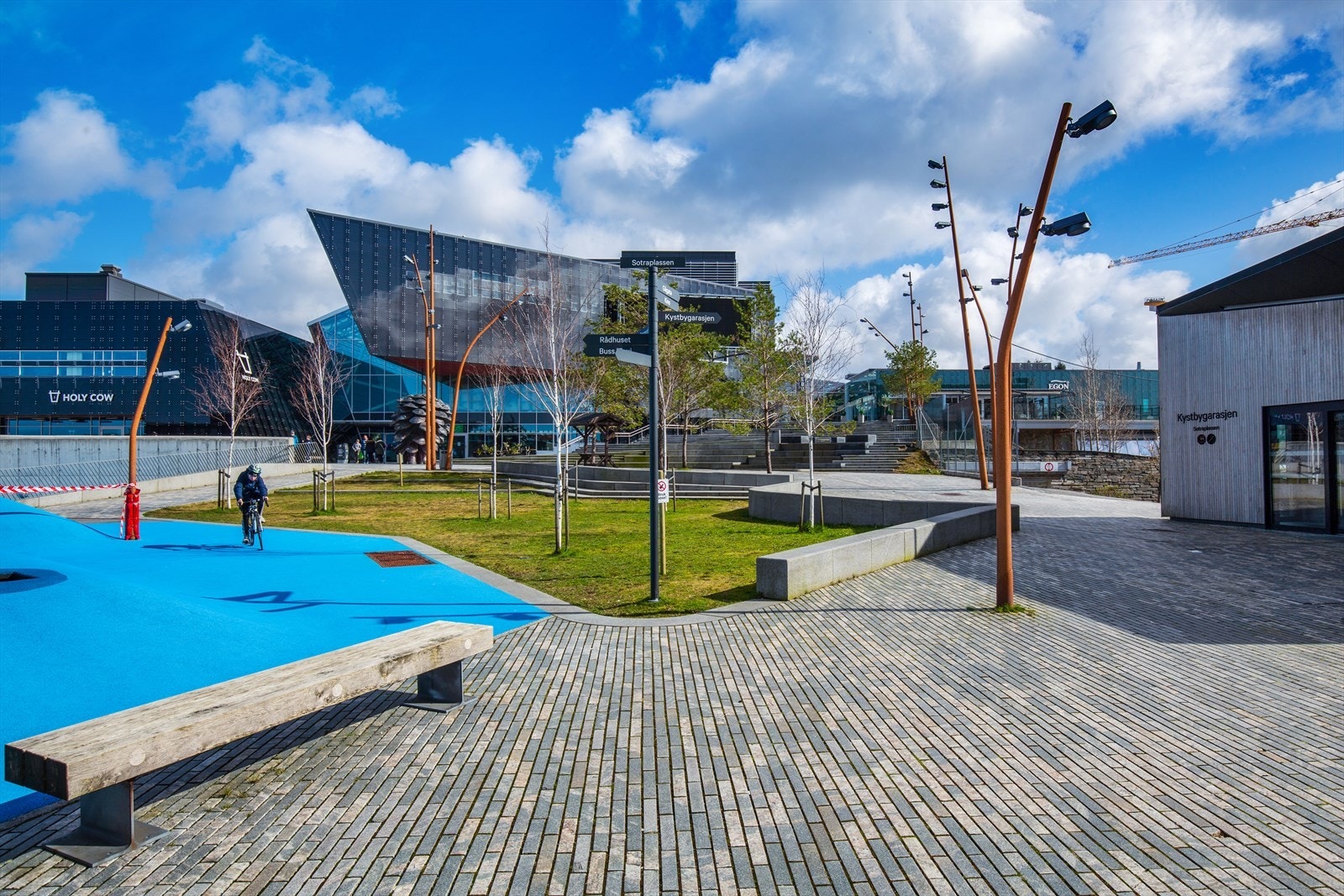 - Det er 18 minutters kjøring til Sotra Kystby og Sartor storsenter med tilnærmet alt du skulle trenge av service- og fasilitetstilbud i umiddelbar nærhet - Galleribilde