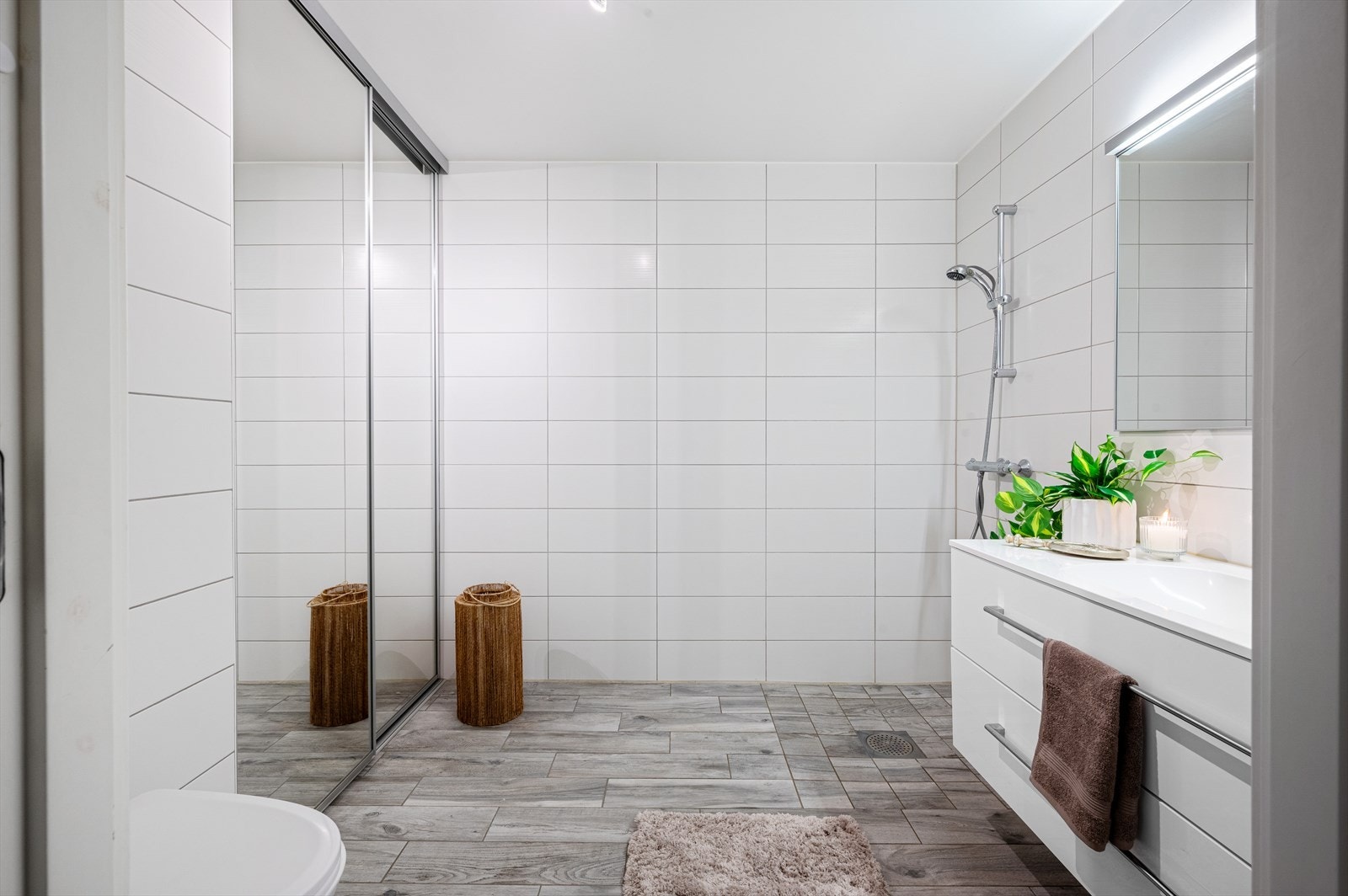 - Boligen har totalt to baderom, hvor dette er det største og måler 6,6m² - Galleribilde