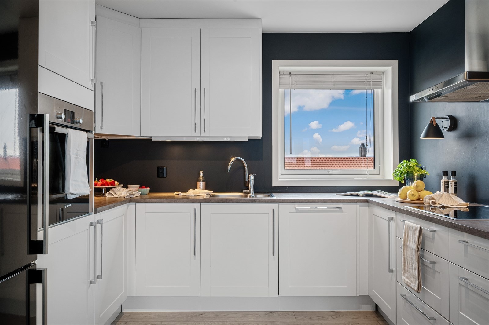 - Kjøkkenet har rikelig med lagringsplass i takhøye overskap og dype skuffer - Galleribilde