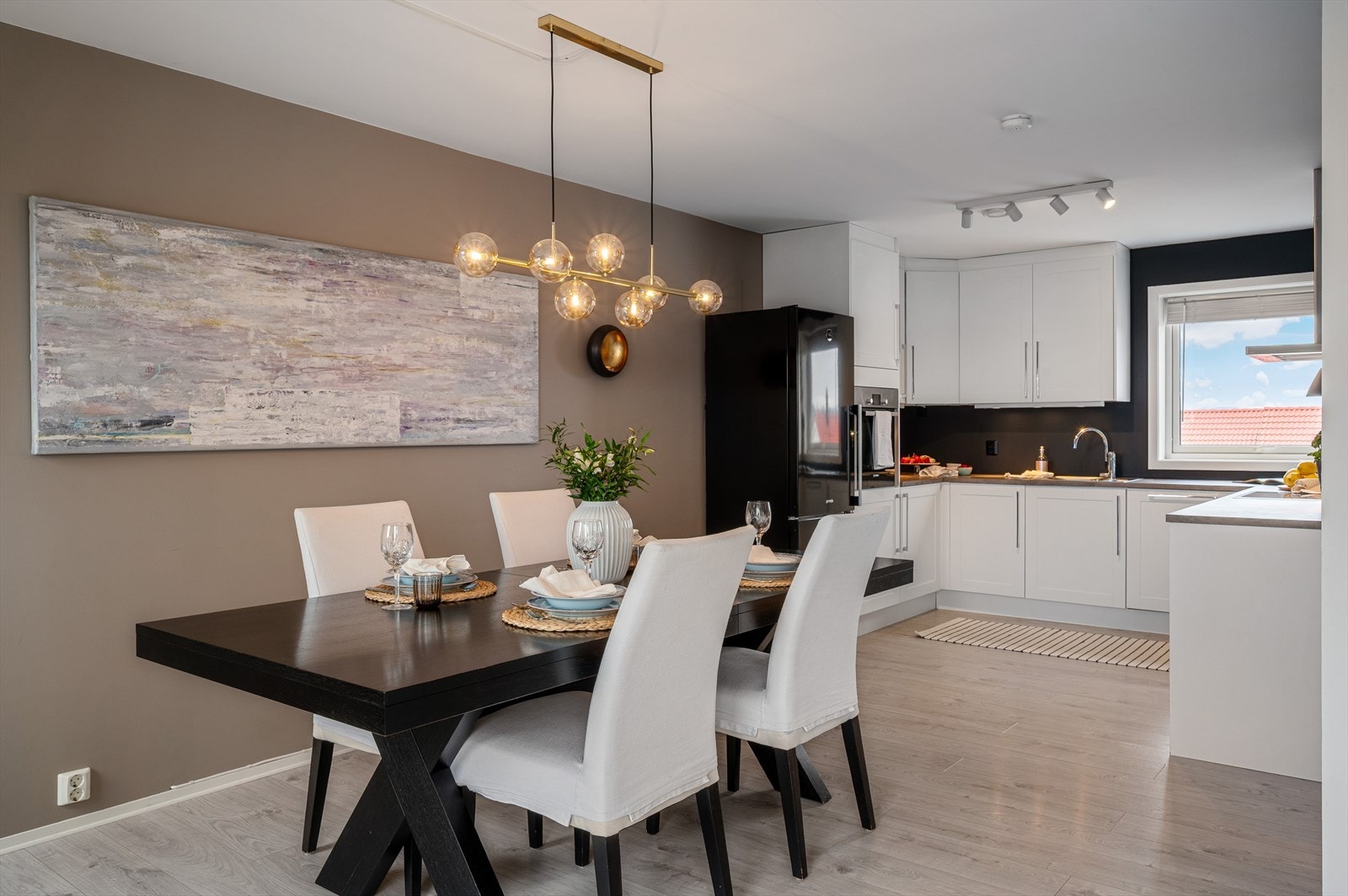 - Den åpne løsningen gjør stue/kjøkken til et naturlig og sosialt samlingspunkt i boligen - Galleribilde