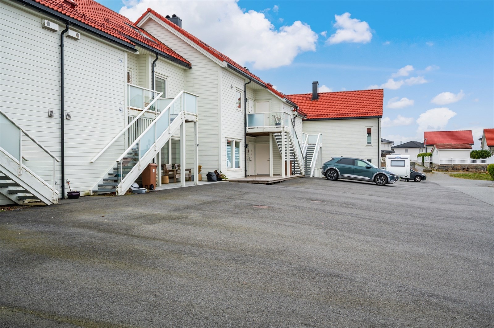 - Parkering like utenfor boligen - Galleribilde