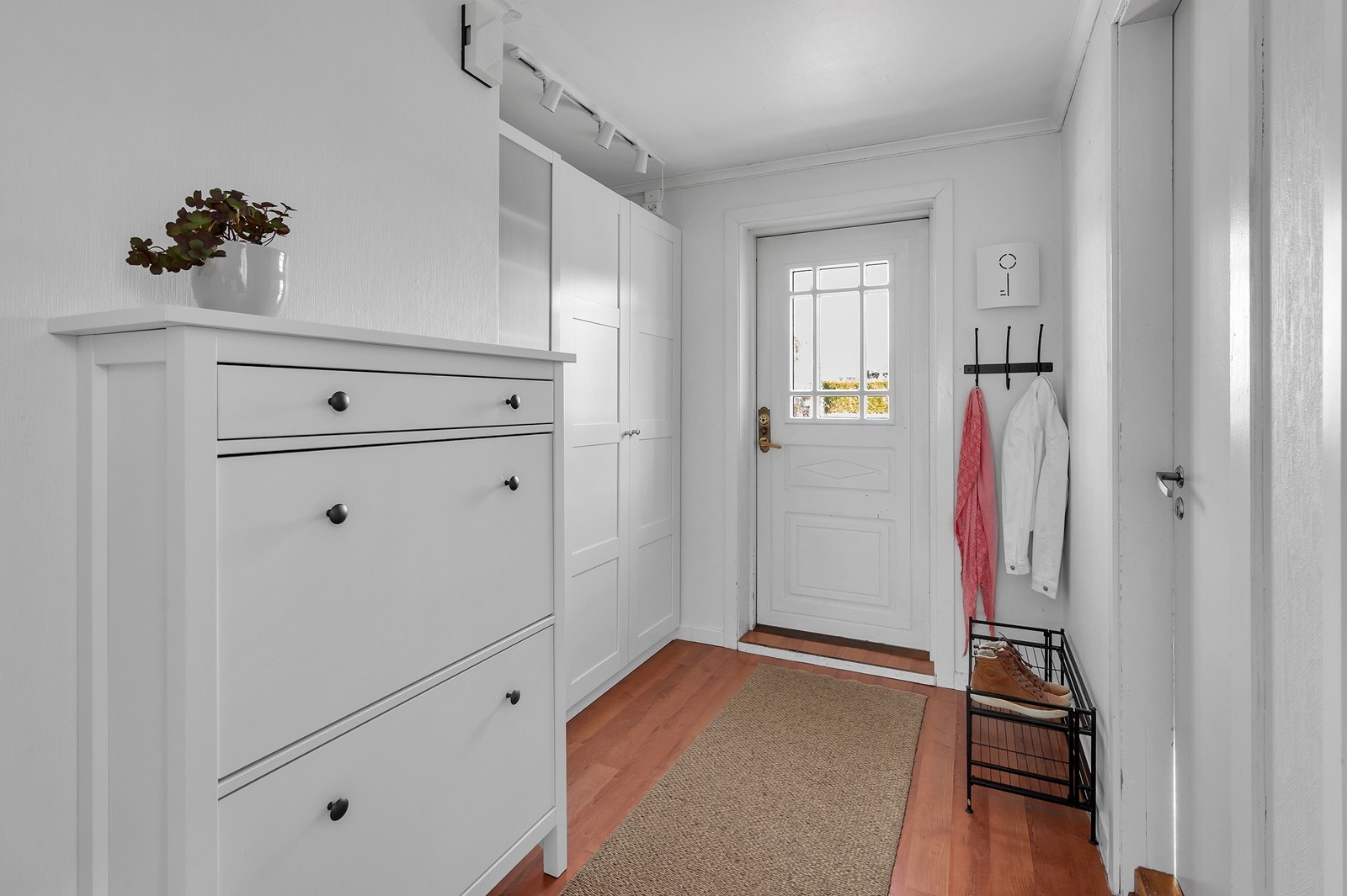 God plass for borthenging av yttertøy Galleribilde