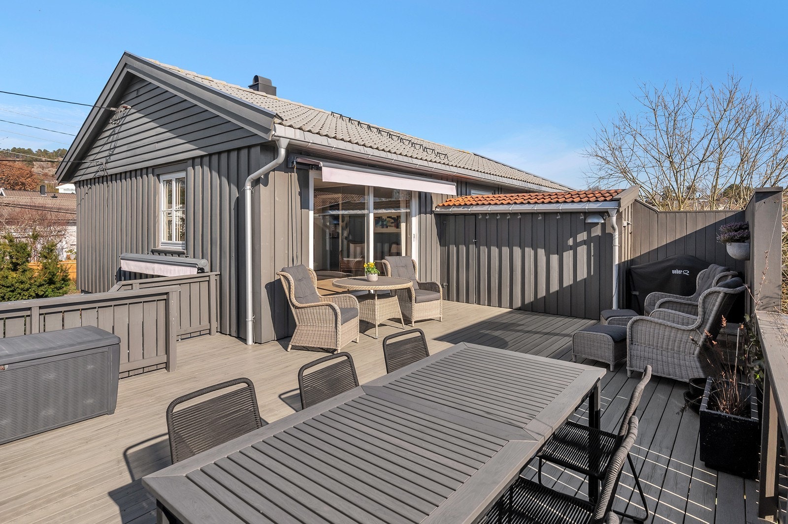 Flott, solrik og skjermet veranda Galleribilde