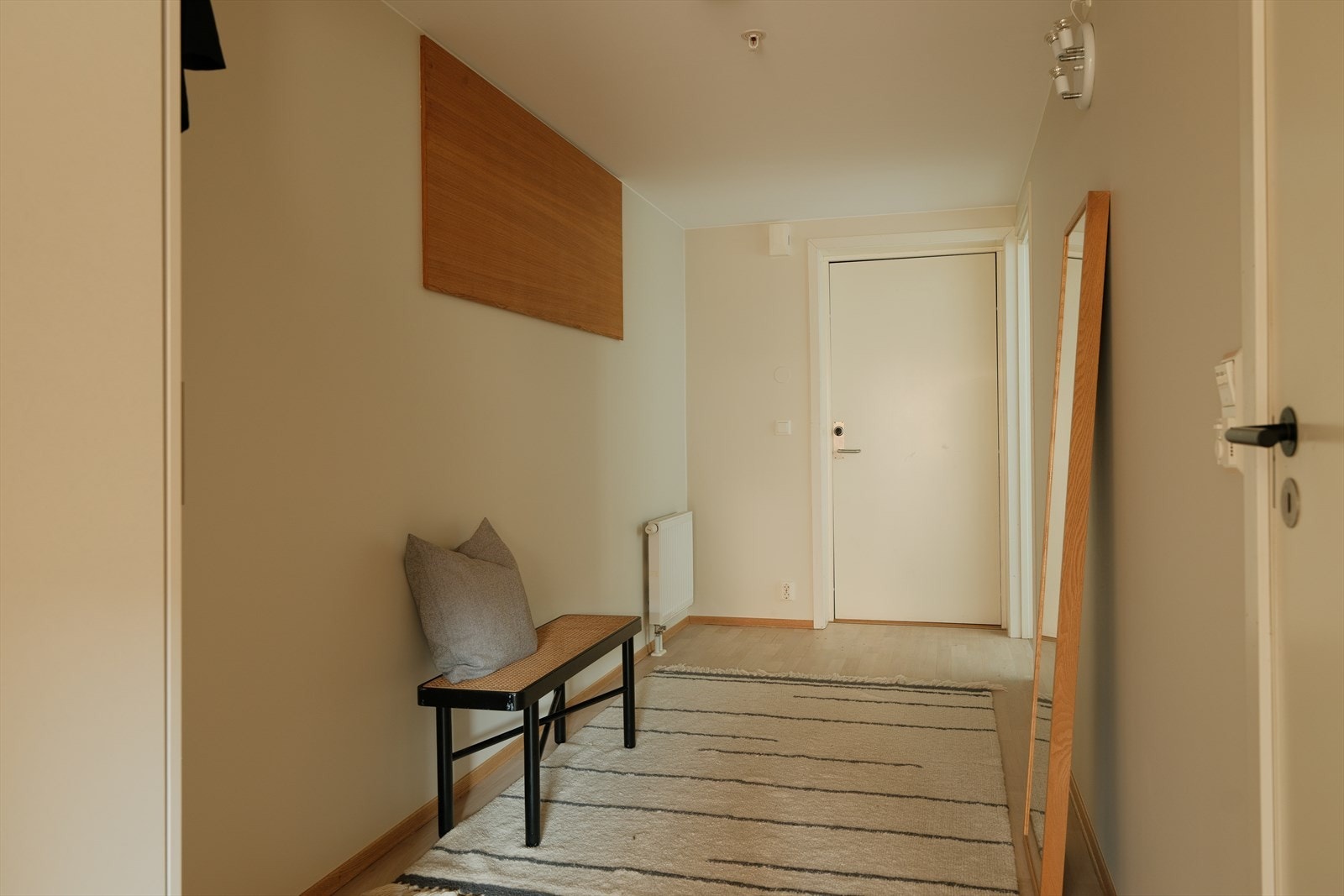 Romslig inngangsparti med god plass til å sette inn diverse oppbevaringsmøbler. I tillegg har man god plass til oppbevaring i en "hems-bod" - Bak den eikeplaten til venstre i bildet. Galleribilde