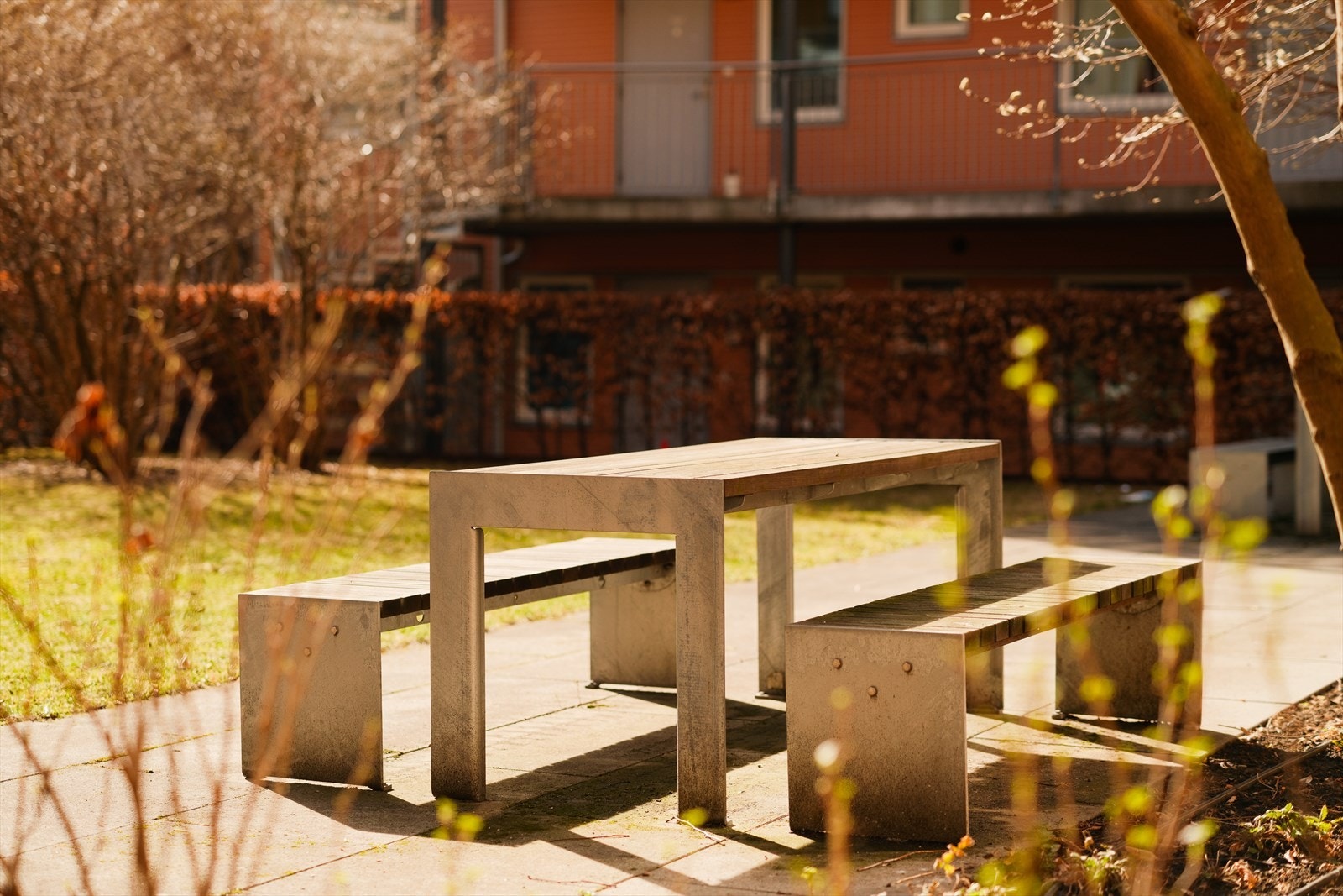 Sameiet har hyggelige fellesarealer med utemøbler, gressplen m.m. Galleribilde