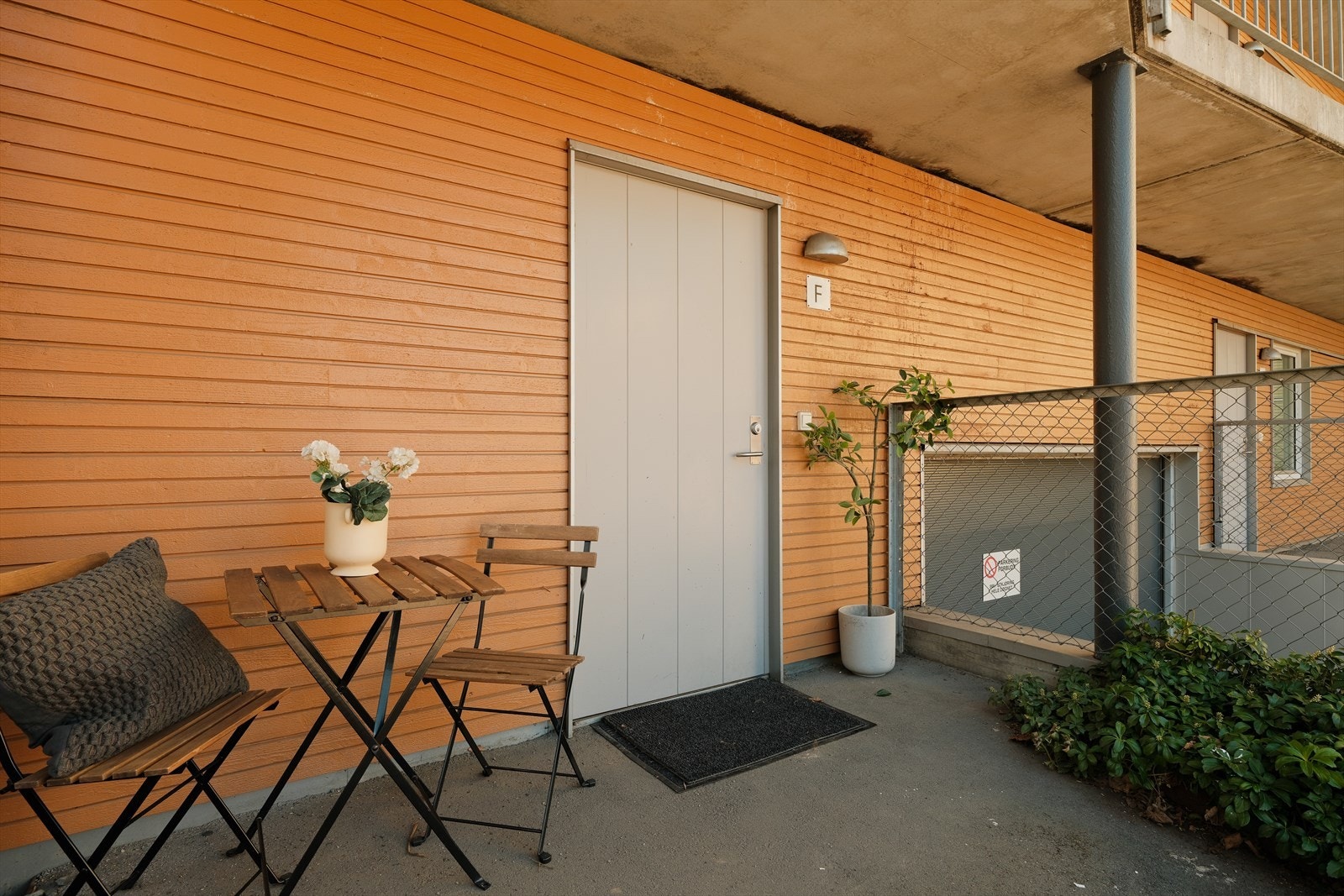 Inngangspartiet og markterrassen gir en "rekkehus-følelse". Galleribilde