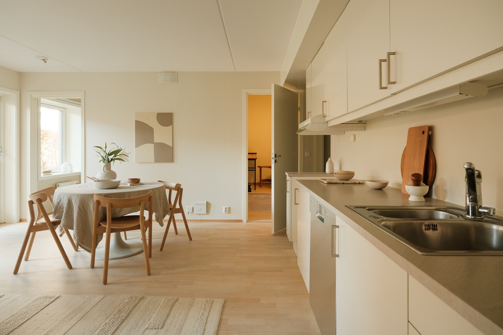 Tidløst kjøkken fra byggeår med god skap- og benkeplass. Galleribilde