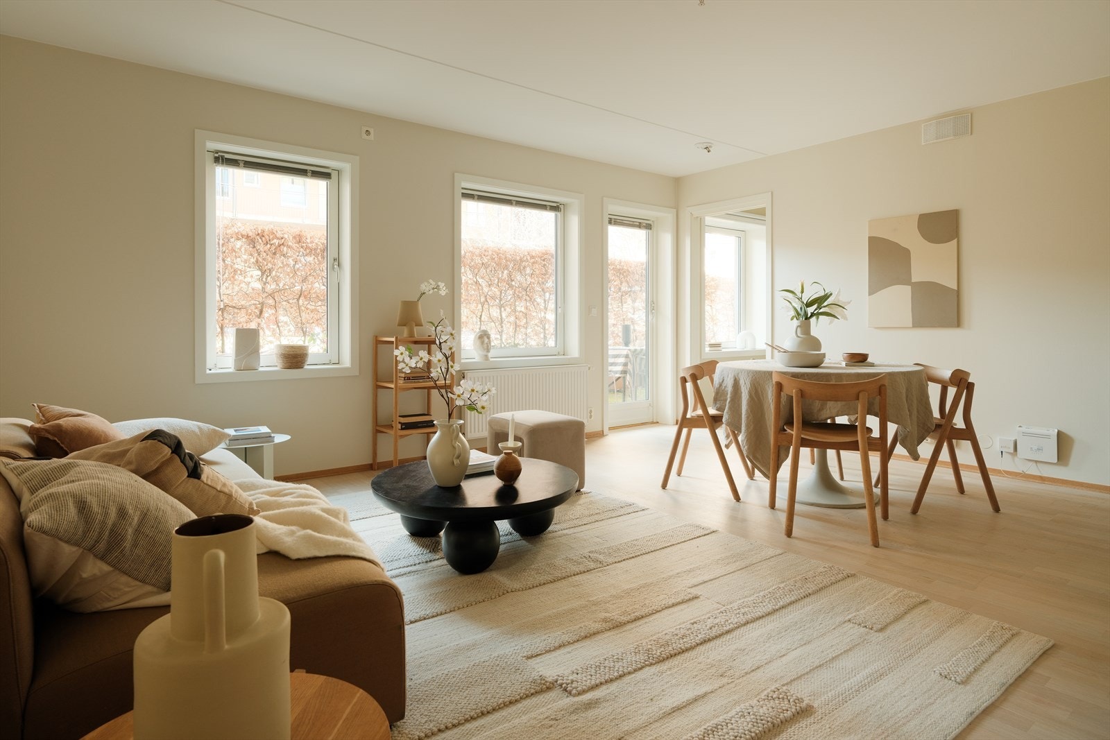 Her har man god plass til stort spisebord og sofagruppe. Galleribilde