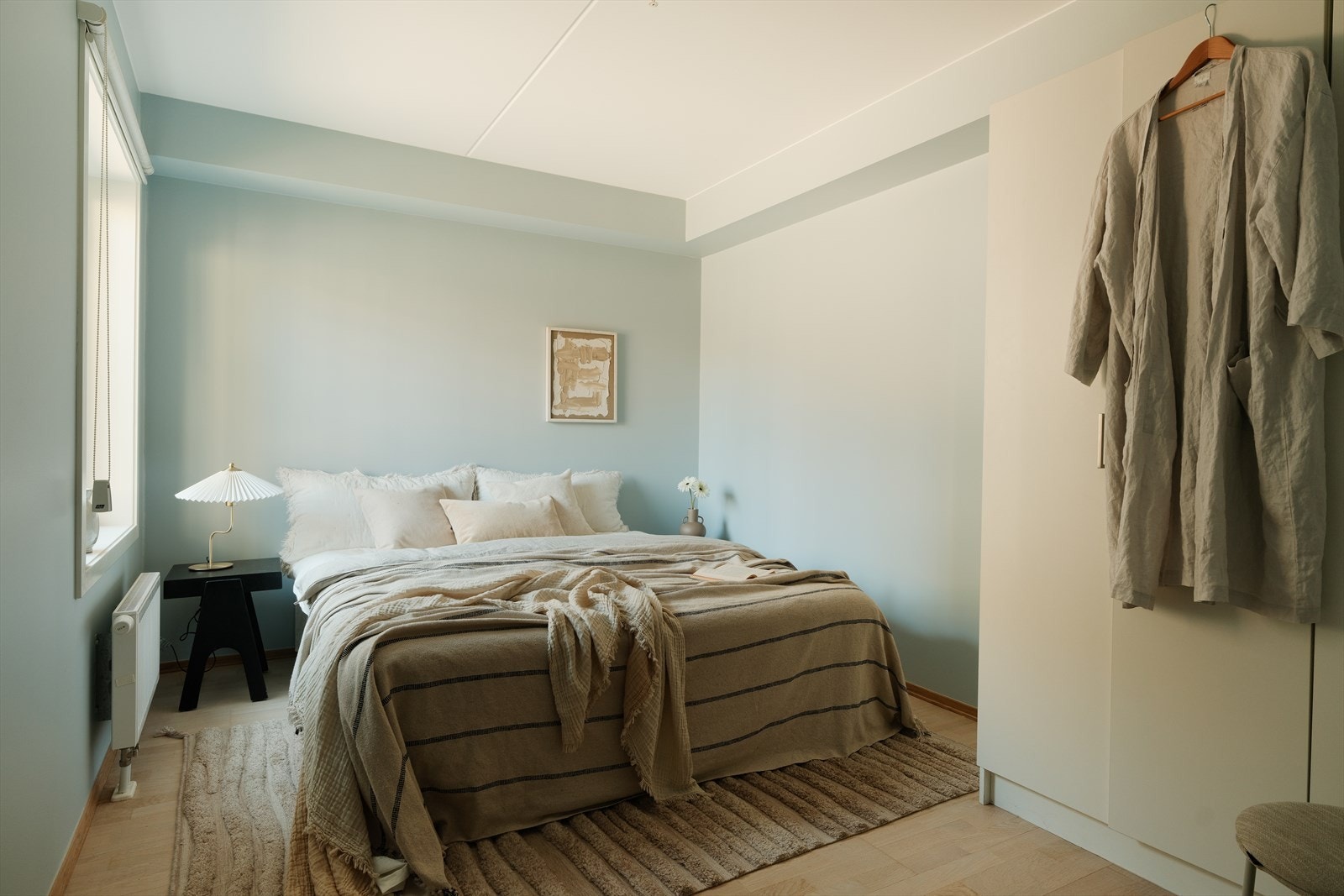 Hovedsoverom med plass til nattbord, dobbeltseng og skap. Galleribilde