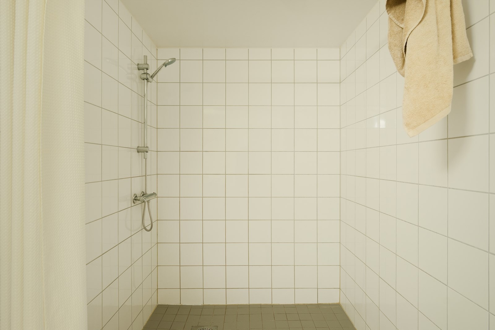 Veldig romslig dusjhjørne. Gulvvarme på bad. Galleribilde